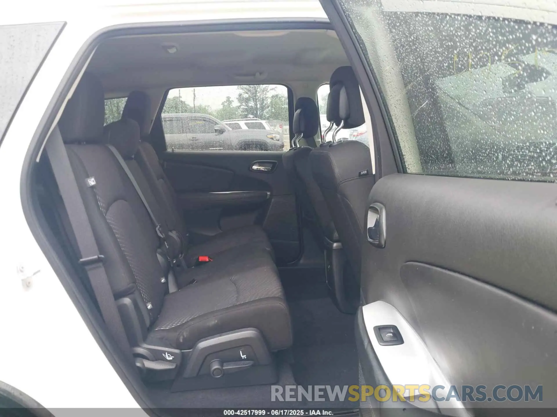 8 Photograph of a damaged car 3C4PDCAB7LT237578 DODGE JOURNEY 2020