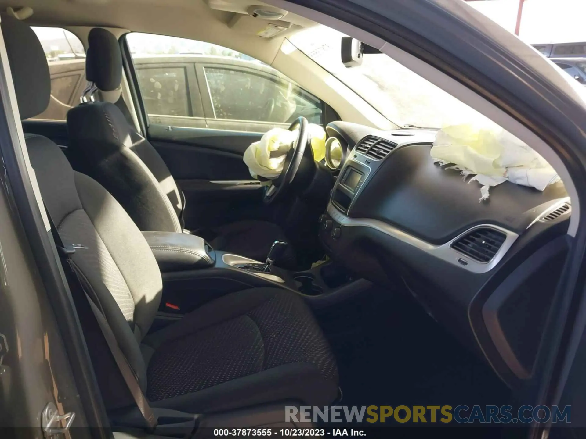 5 Photograph of a damaged car 3C4PDCAB7LT237807 DODGE JOURNEY 2020