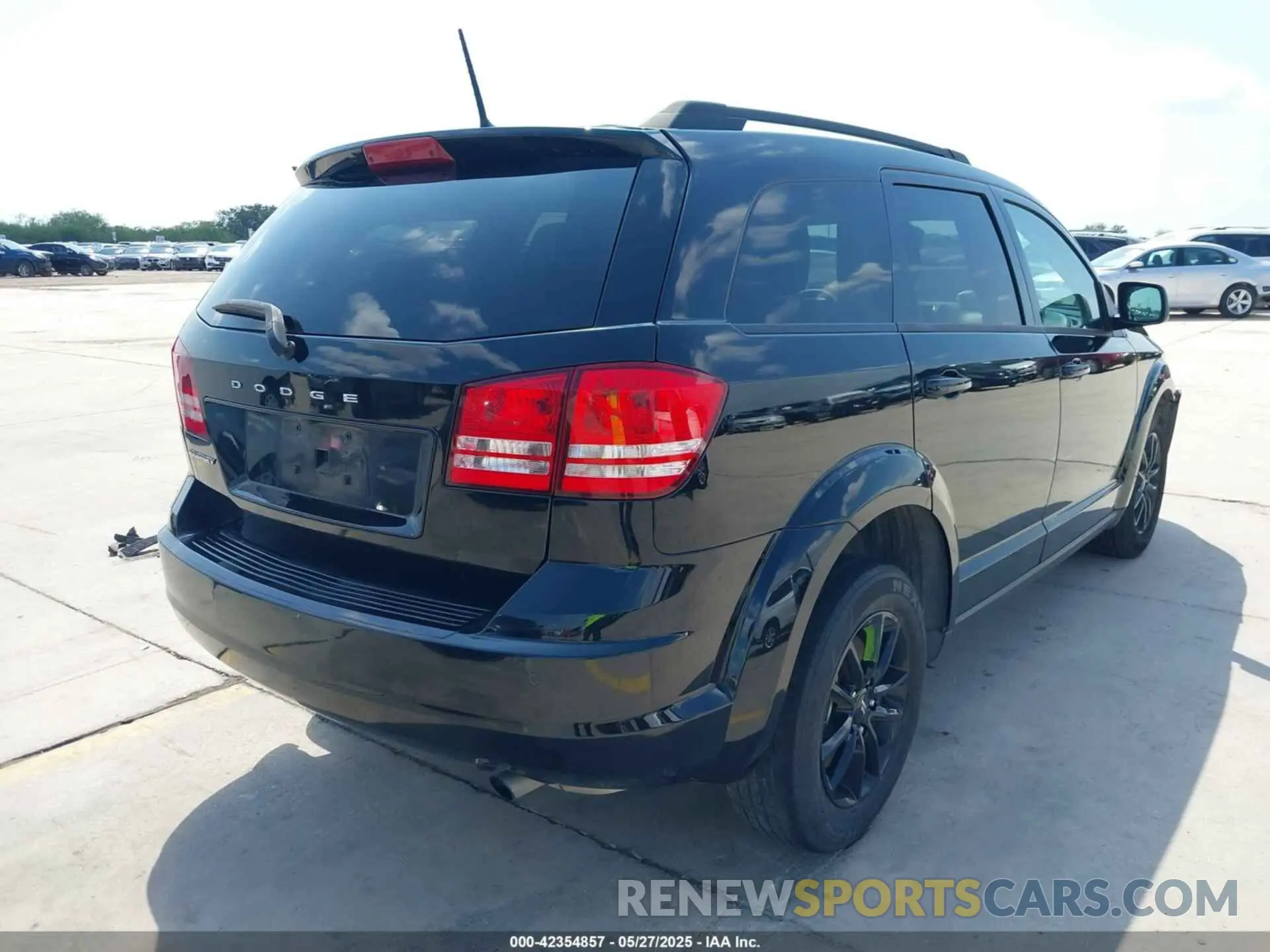 4 Photograph of a damaged car 3C4PDCAB7LT253702 DODGE JOURNEY 2020