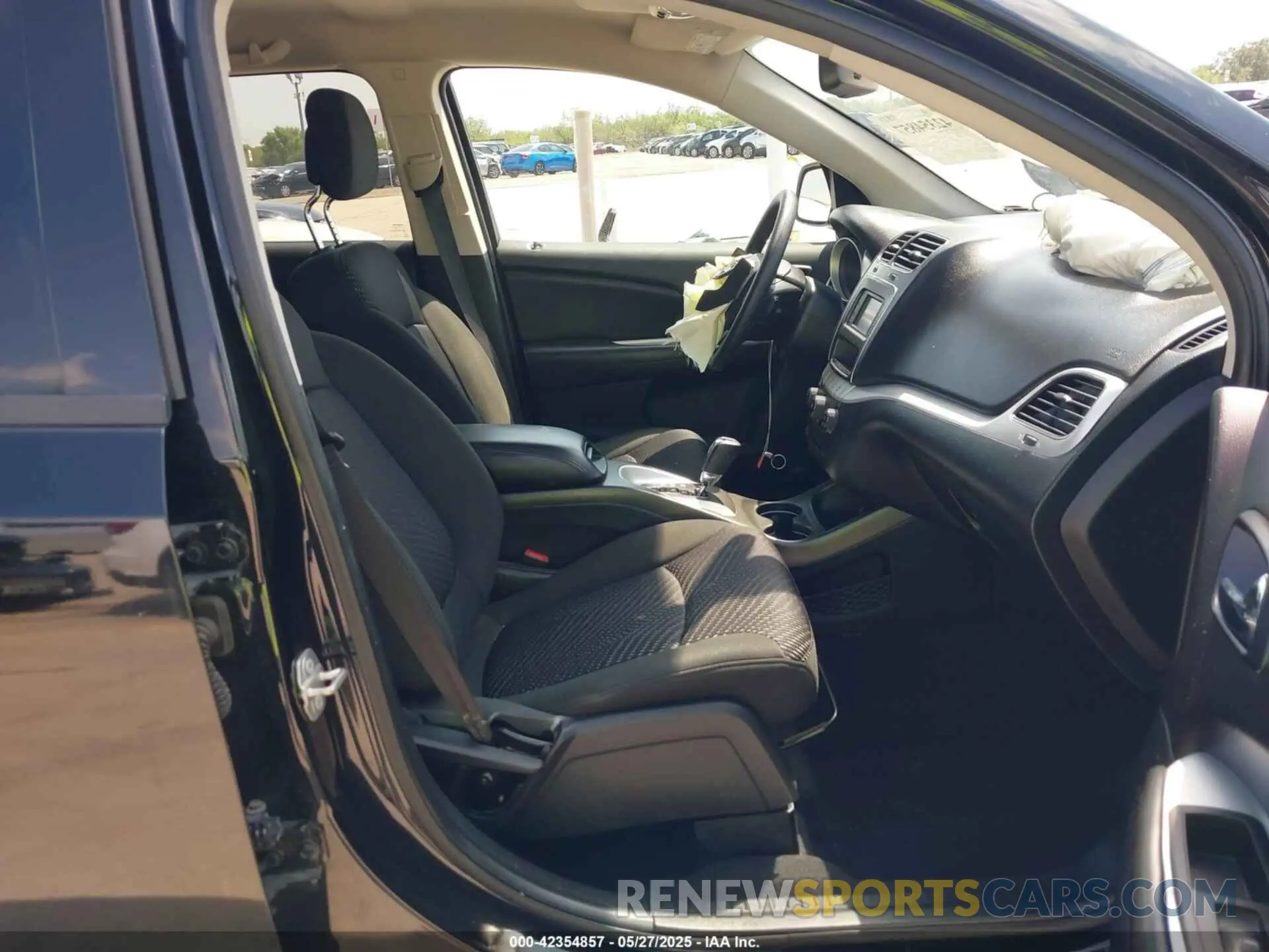5 Photograph of a damaged car 3C4PDCAB7LT253702 DODGE JOURNEY 2020