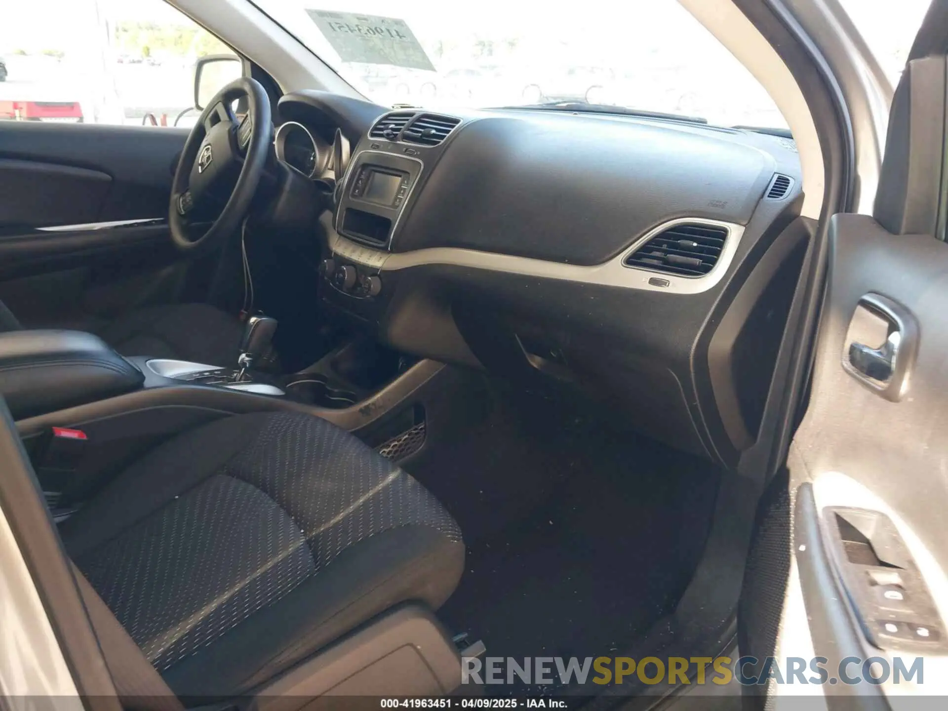 5 Photograph of a damaged car 3C4PDCAB7LT261203 DODGE JOURNEY 2020