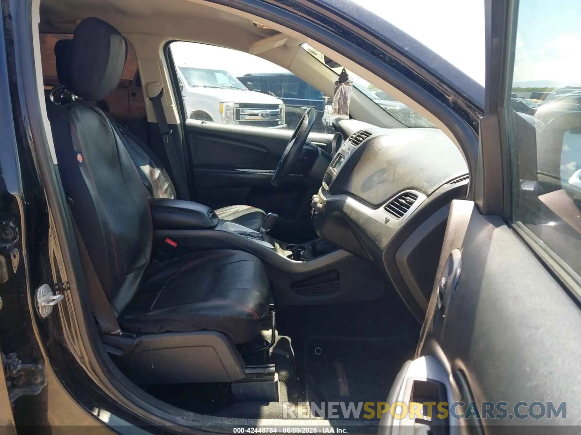 5 Photograph of a damaged car 3C4PDCAB8LT207294 DODGE JOURNEY 2020