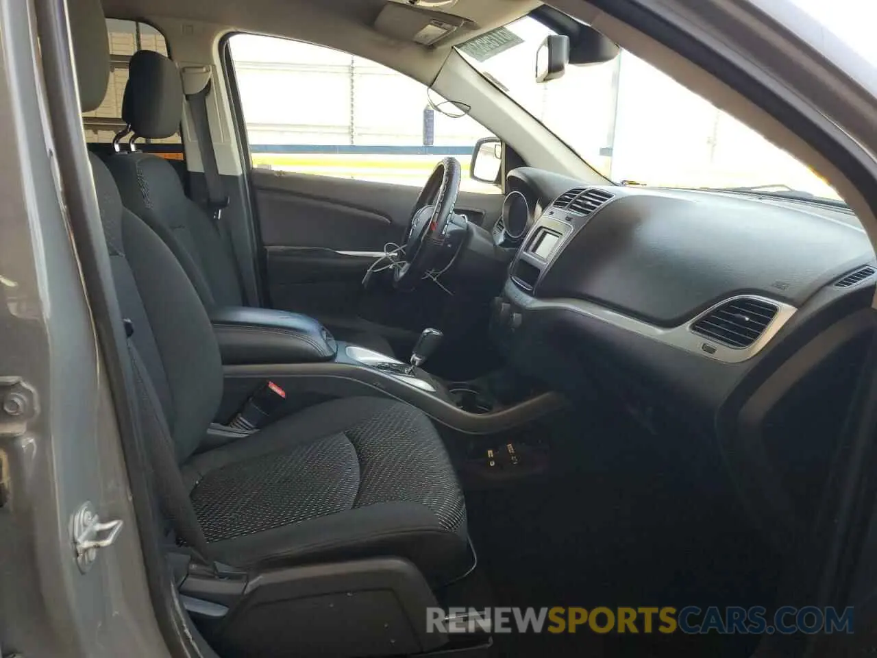 5 Photograph of a damaged car 3C4PDCAB8LT277085 DODGE JOURNEY 2020