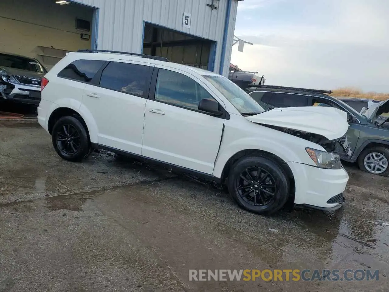 4 Photograph of a damaged car 3C4PDCAB9LT261946 DODGE JOURNEY 2020