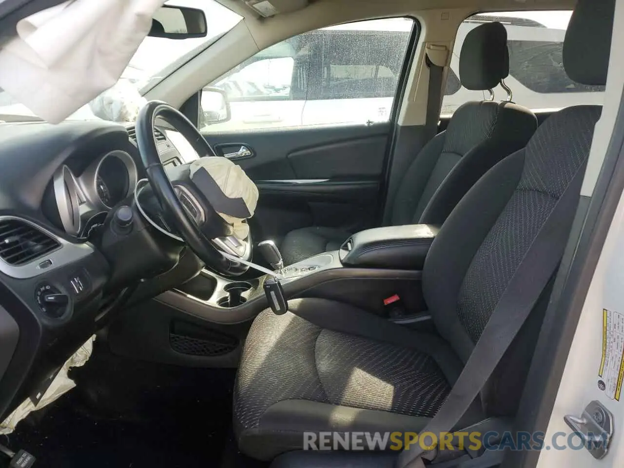 7 Photograph of a damaged car 3C4PDCAB9LT261946 DODGE JOURNEY 2020
