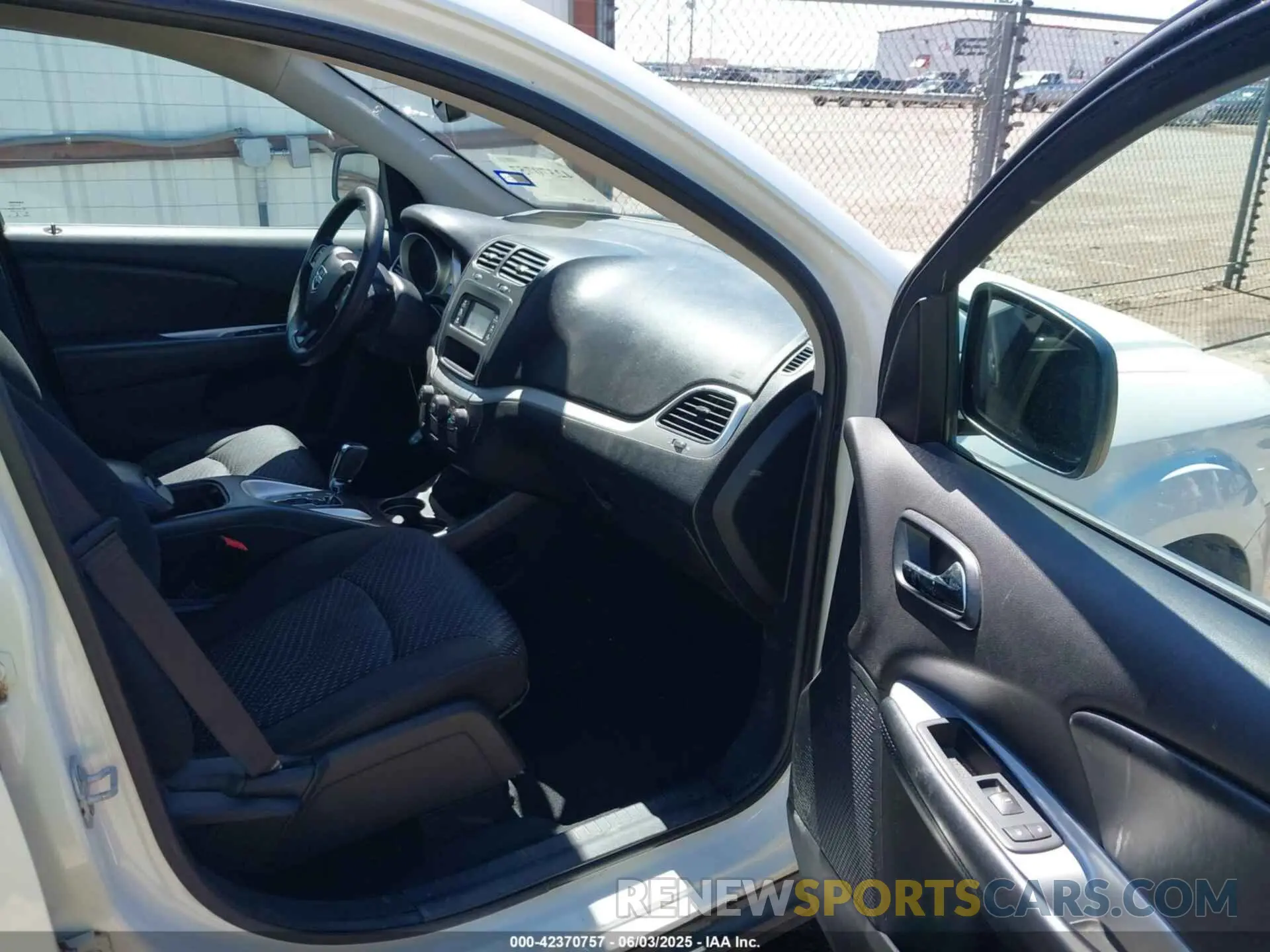 5 Photograph of a damaged car 3C4PDCAB9LT264880 DODGE JOURNEY 2020