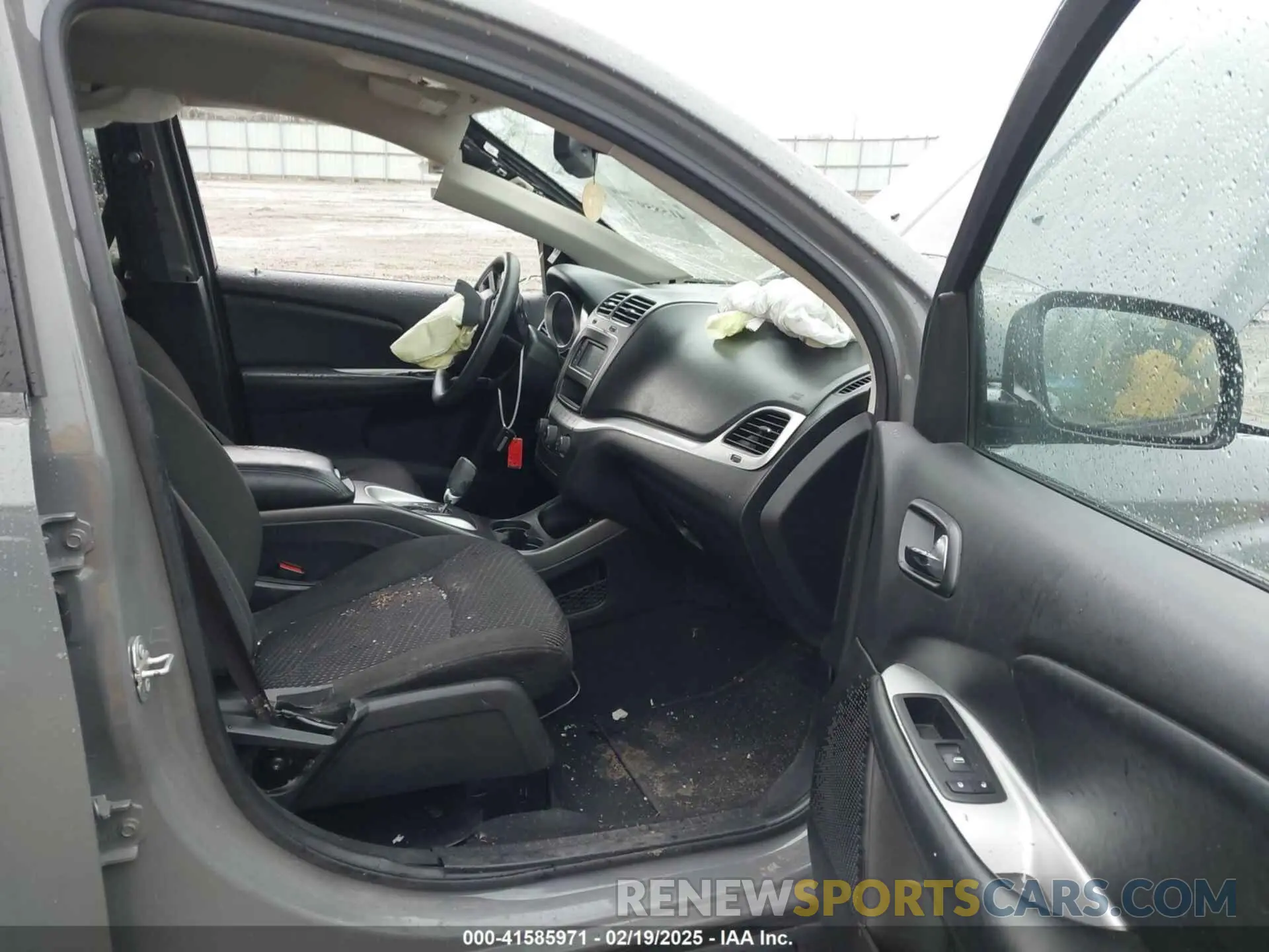 5 Photograph of a damaged car 3C4PDCABXLT181166 DODGE JOURNEY 2020