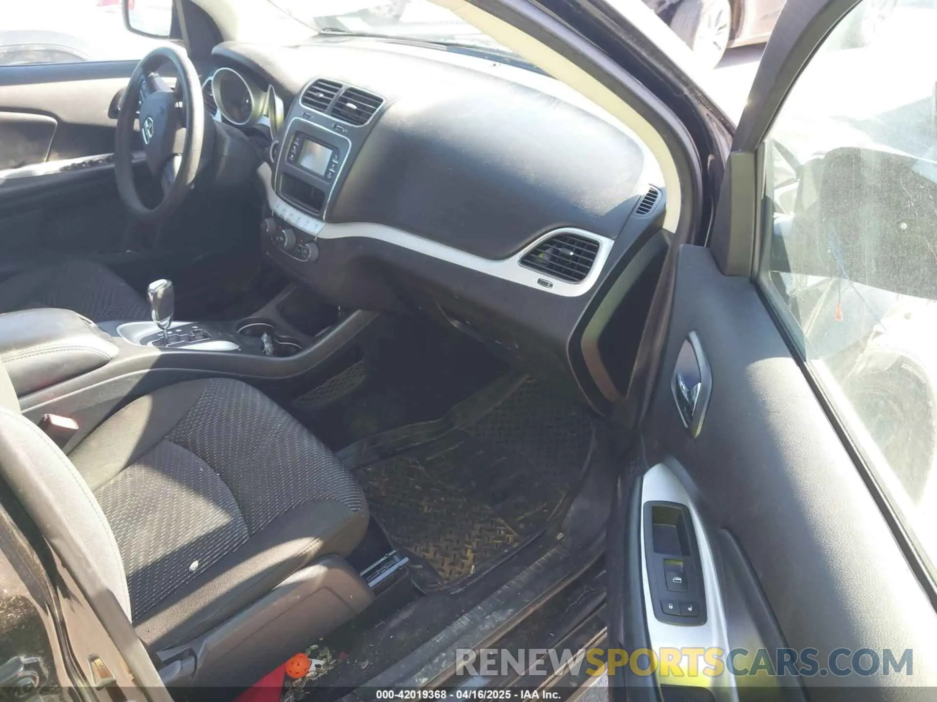 5 Photograph of a damaged car 3C4PDCABXLT202596 DODGE JOURNEY 2020