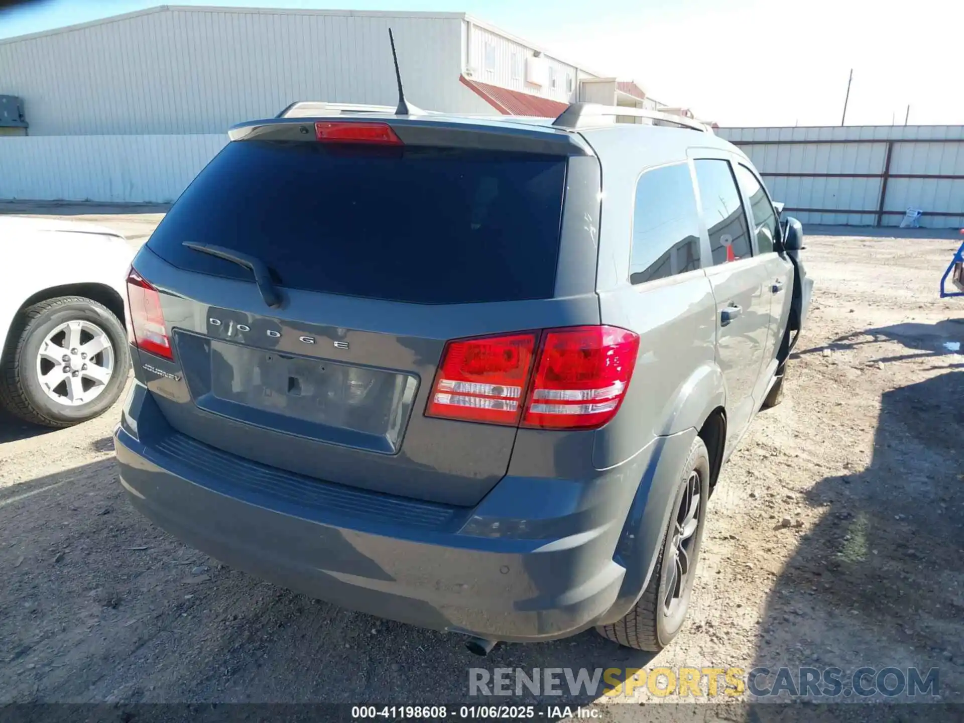 4 Photograph of a damaged car 3C4PDCABXLT250616 DODGE JOURNEY 2020