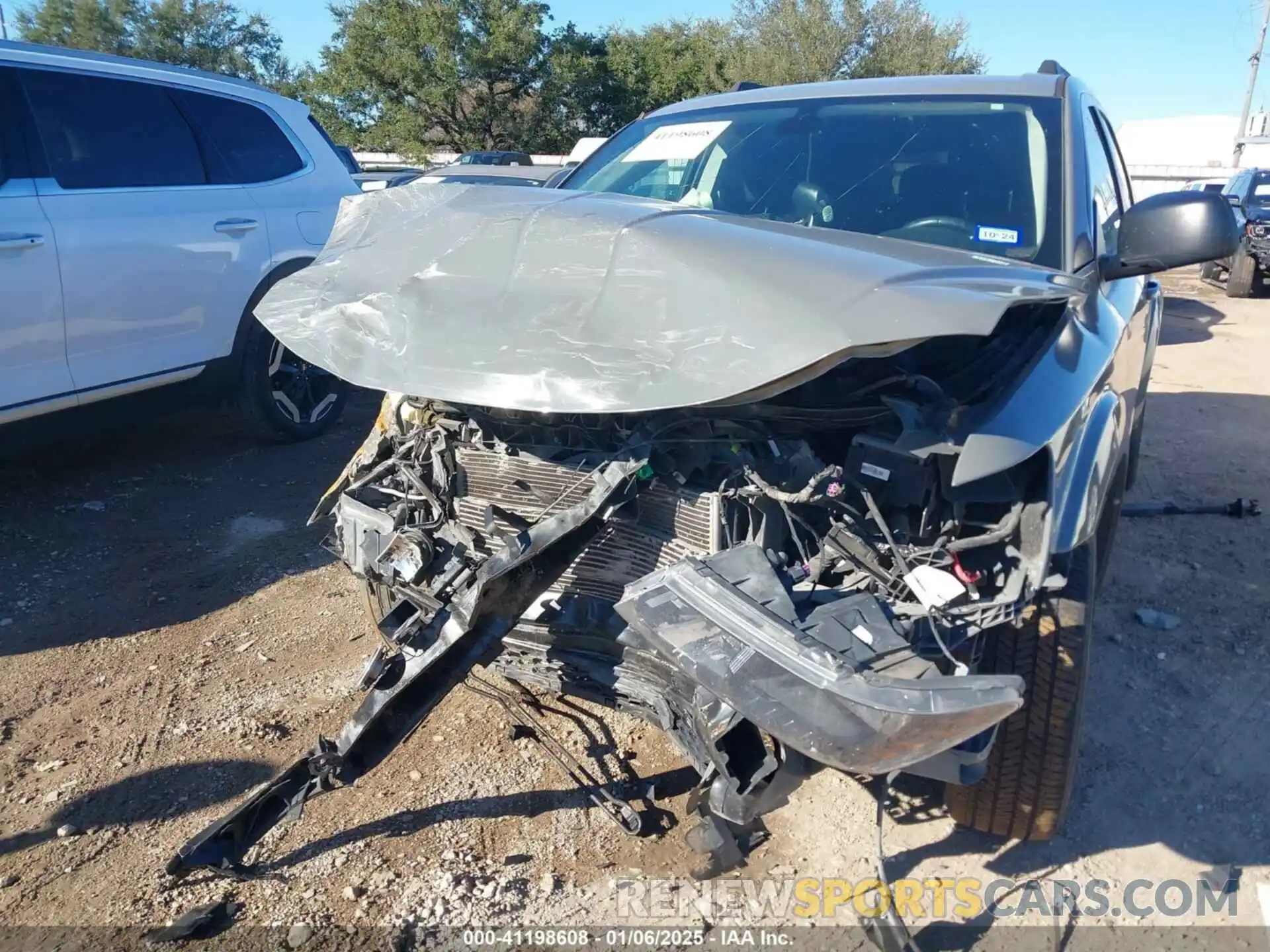 6 Photograph of a damaged car 3C4PDCABXLT250616 DODGE JOURNEY 2020