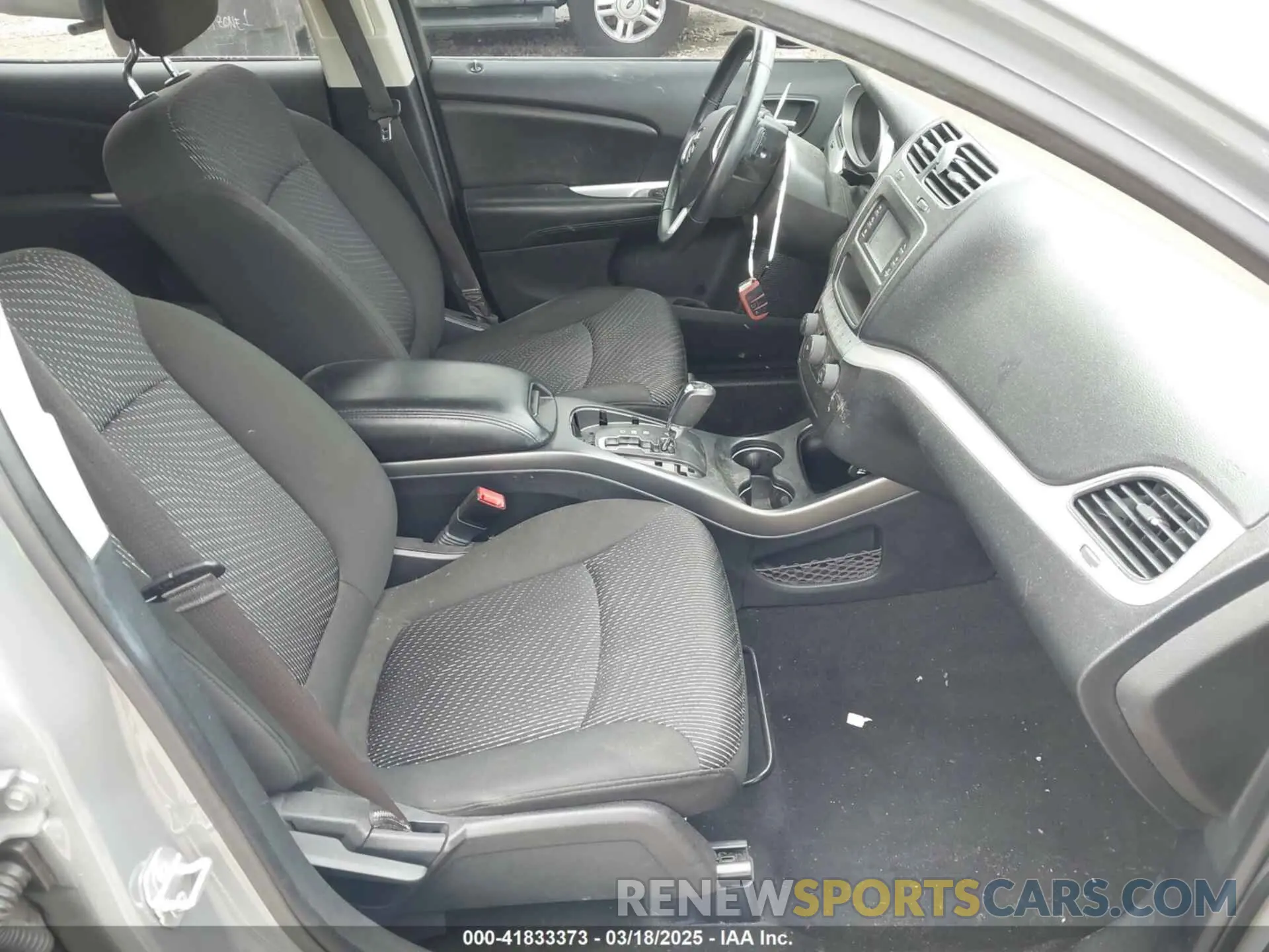 5 Photograph of a damaged car 3C4PDCABXLT278142 DODGE JOURNEY 2020