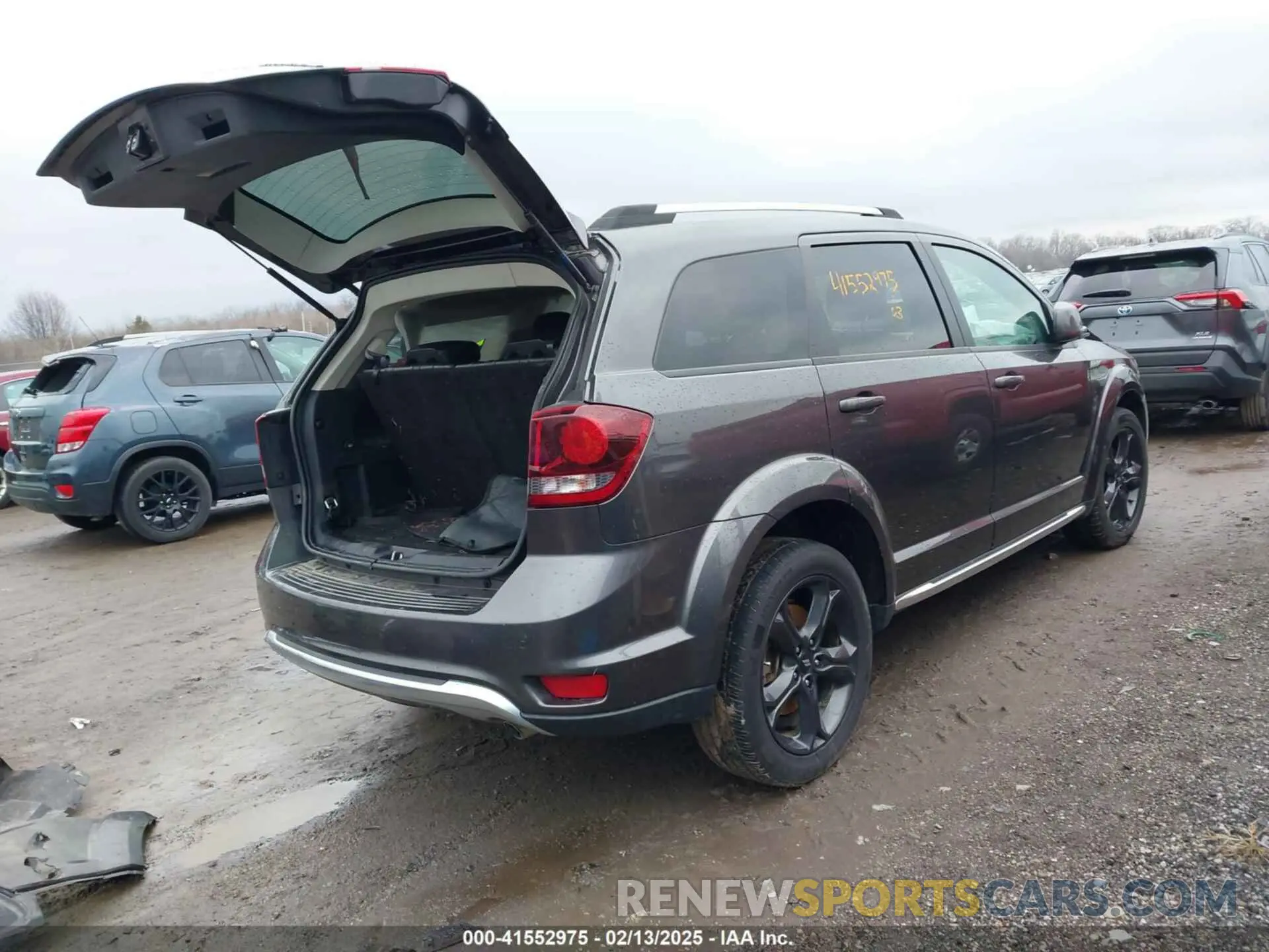 4 Photograph of a damaged car 3C4PDCGB4LT271100 DODGE JOURNEY 2020