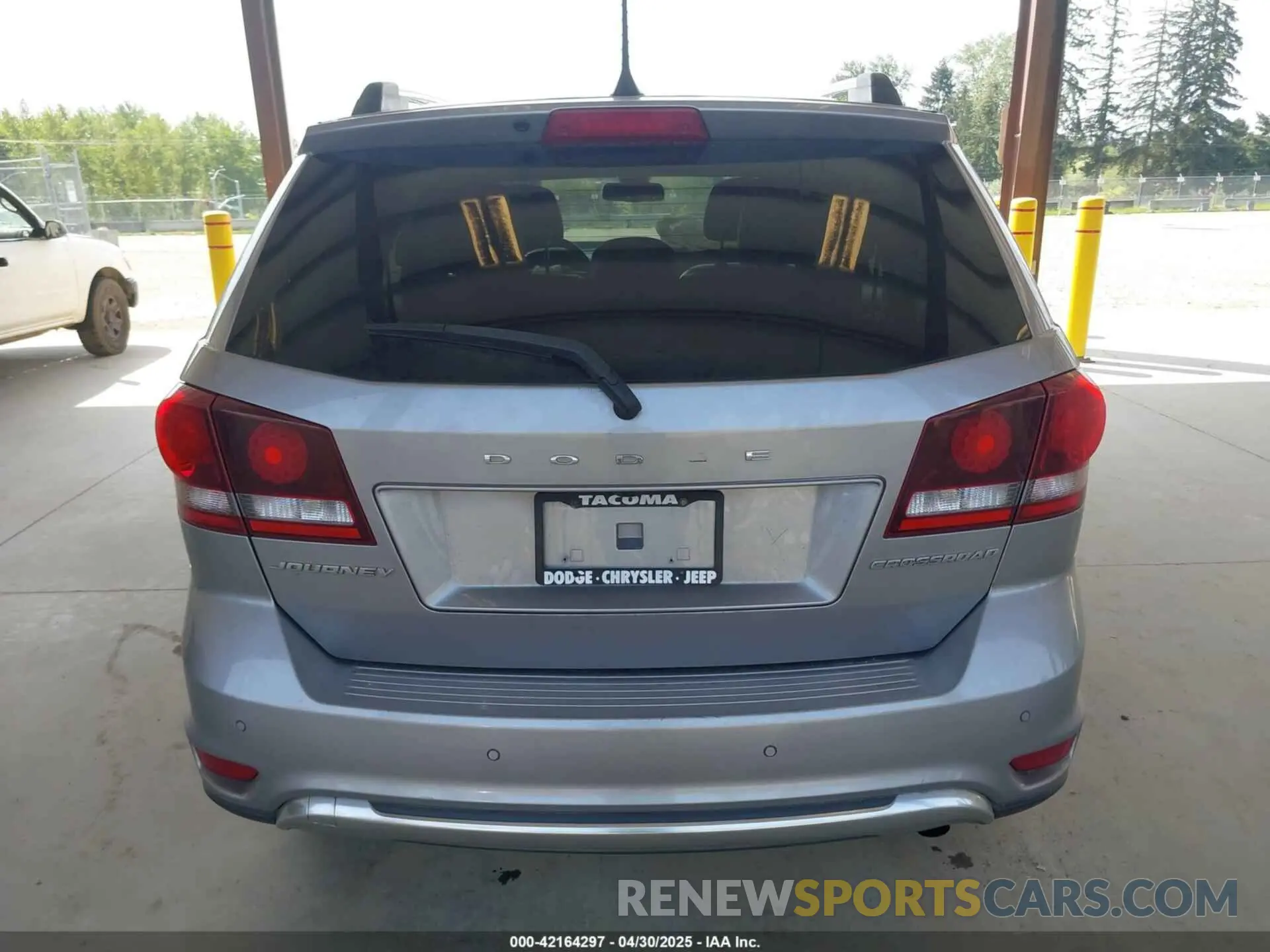 17 Photograph of a damaged car 3C4PDCGB7LT206659 DODGE JOURNEY 2020