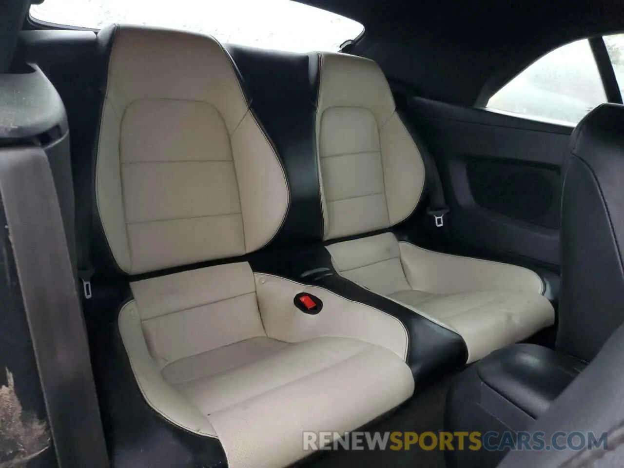 10 Photograph of a damaged car 1FATP8UH7K5109865 FORD ALL Models 2019
