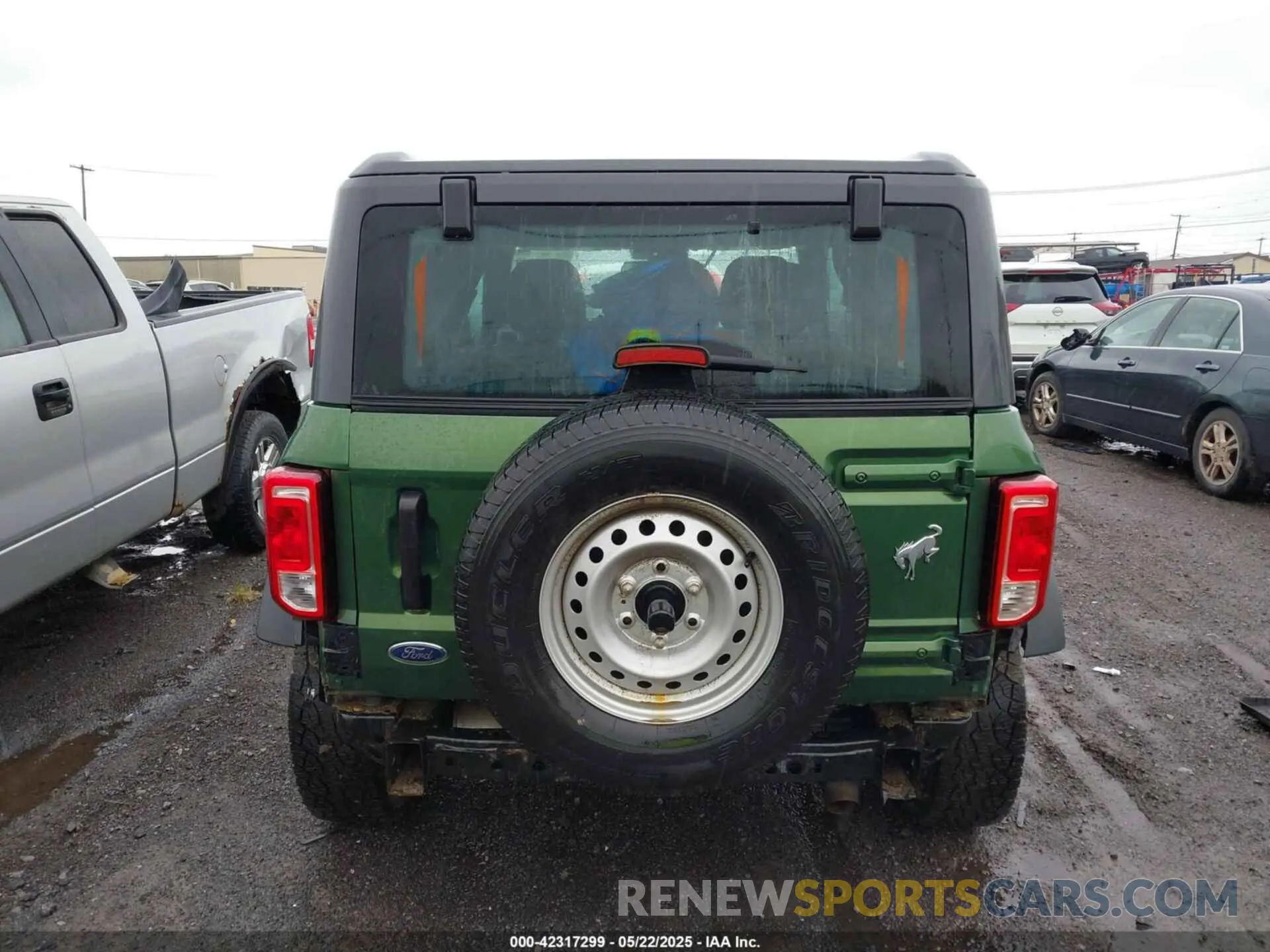 17 Photograph of a damaged car 1FMDE5AH5NLB64608 FORD BRONCO 2022