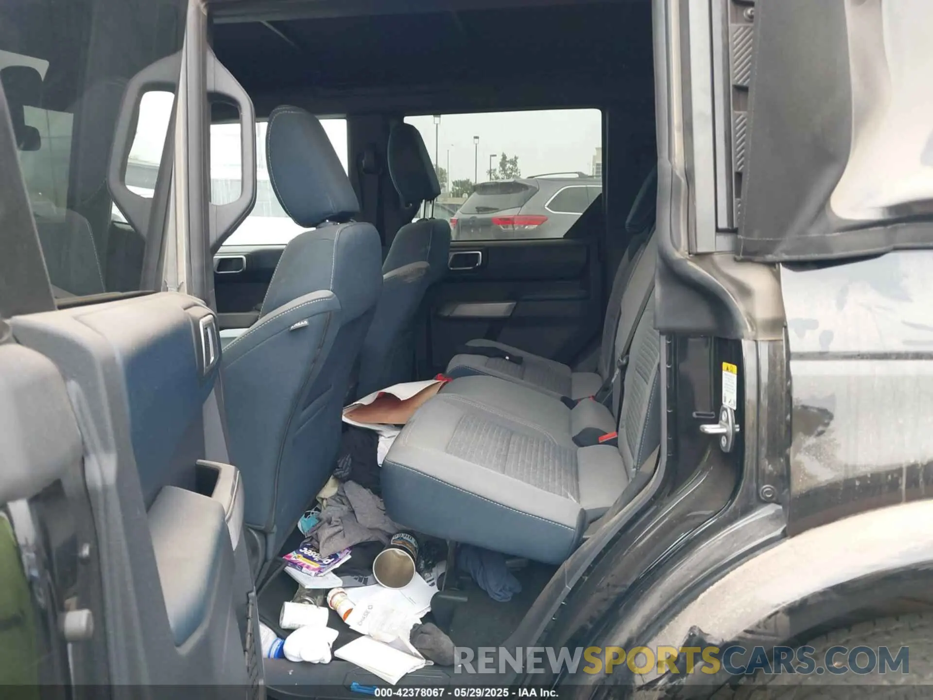 8 Photograph of a damaged car 1FMDE5BH2NLB22556 FORD BRONCO 2022