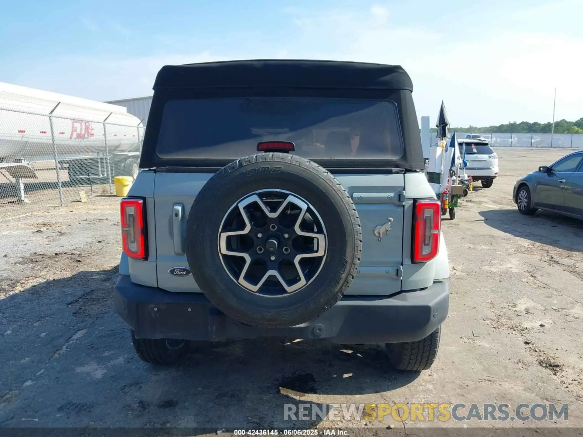 17 Photograph of a damaged car 1FMDE5BH2NLB27076 FORD BRONCO 2022