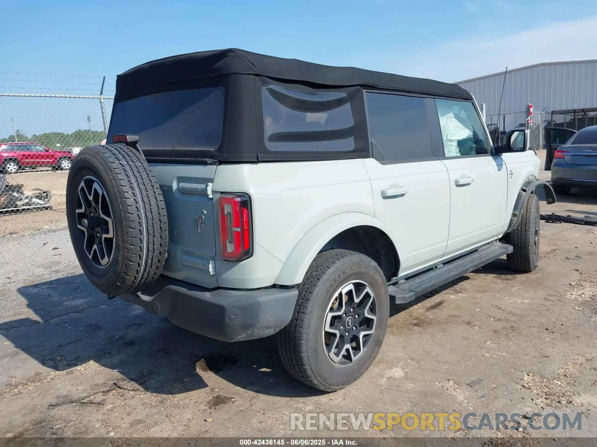 4 Photograph of a damaged car 1FMDE5BH2NLB27076 FORD BRONCO 2022