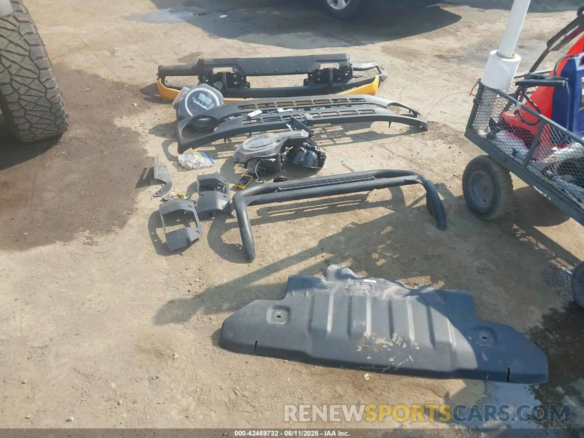 12 Photograph of a damaged car 1FMDE5BH8NLB86567 FORD BRONCO 2022