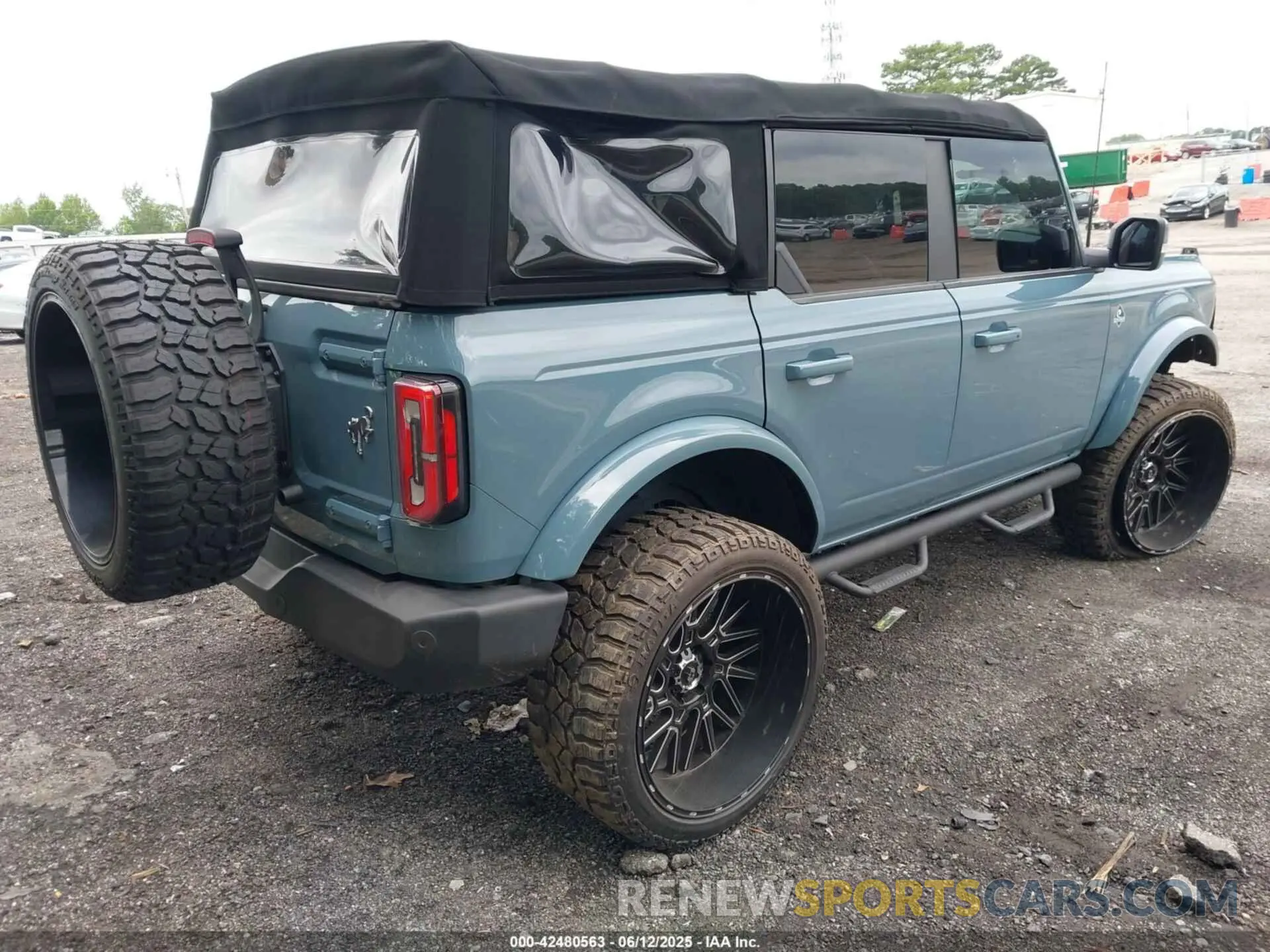 4 Photograph of a damaged car 1FMDE5BH9NLB11487 FORD BRONCO 2022