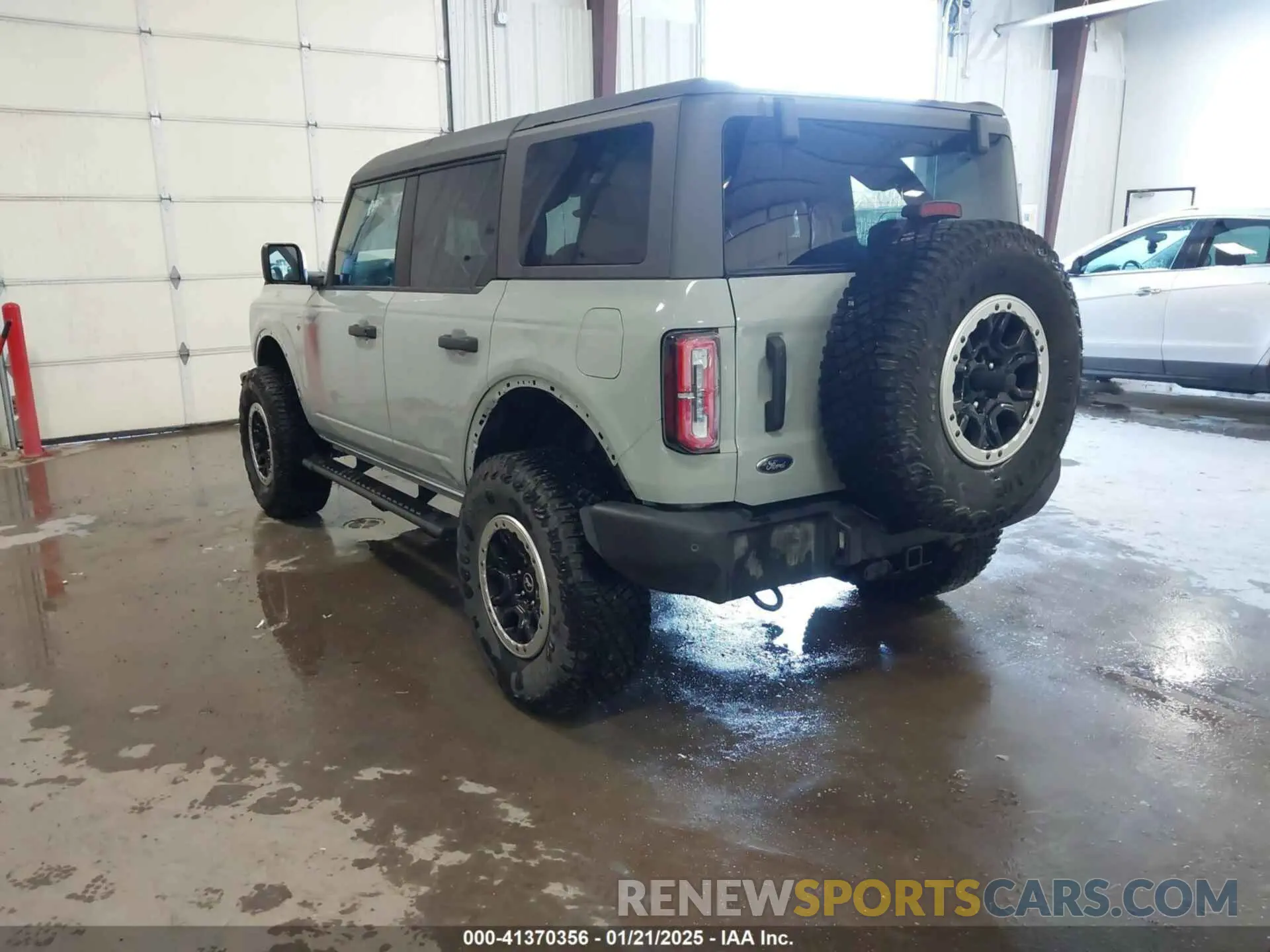 3 Photograph of a damaged car 1FMDE5DH1NLB65525 FORD BRONCO 2022