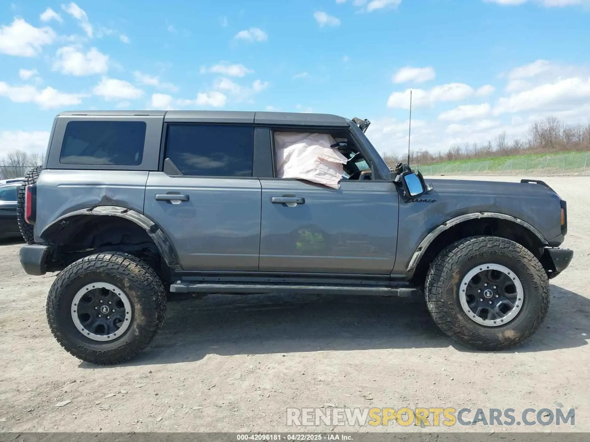 13 Photograph of a damaged car 1FMEE5DP3NLB03118 FORD BRONCO 2022
