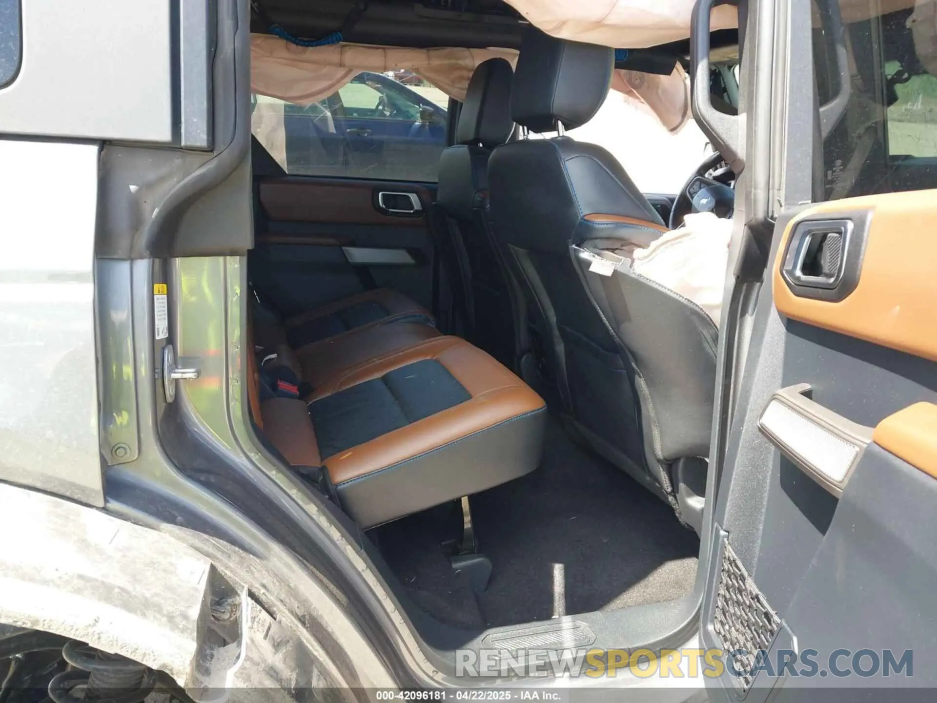 8 Photograph of a damaged car 1FMEE5DP3NLB03118 FORD BRONCO 2022