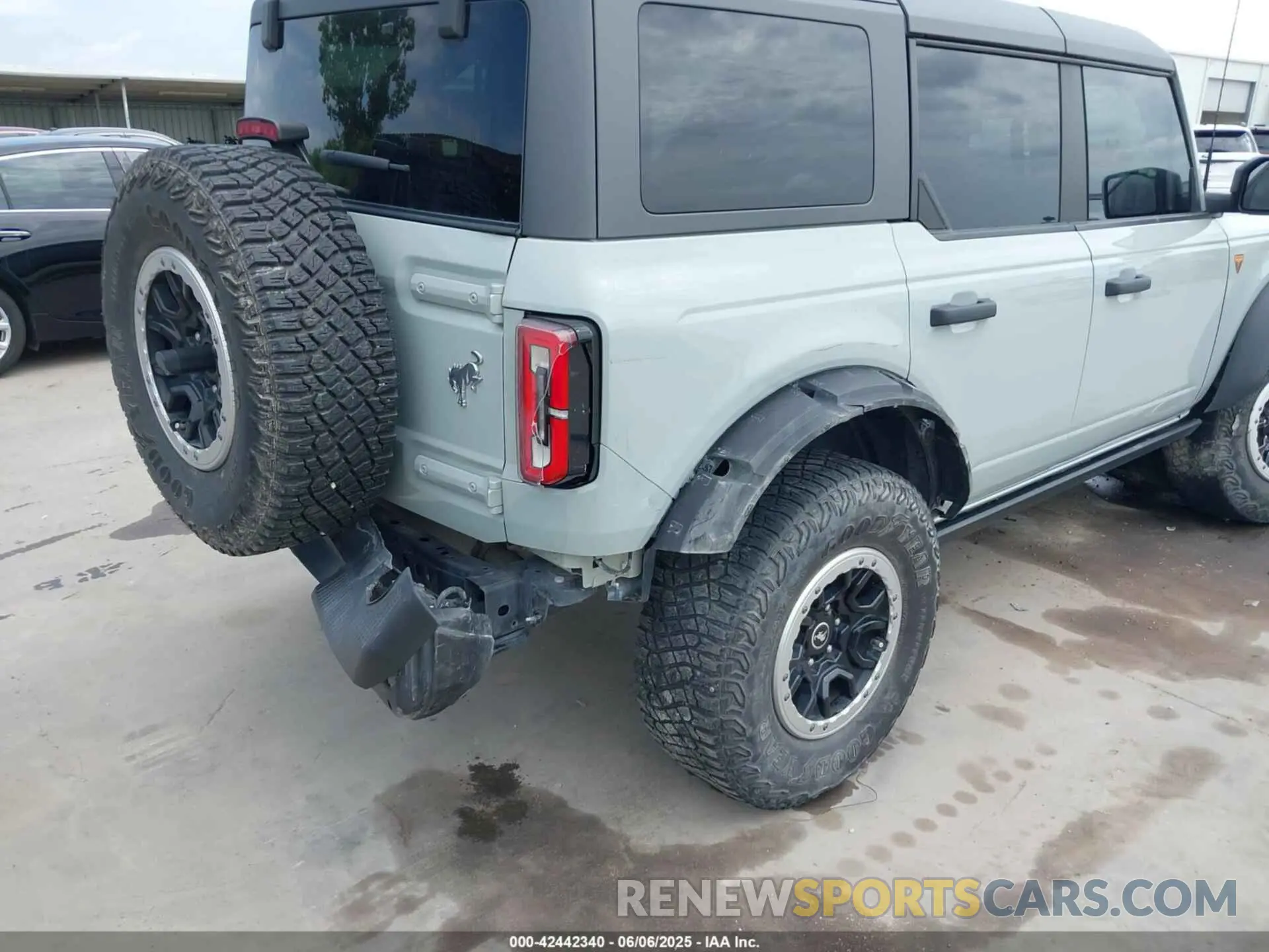 19 Photograph of a damaged car 1FMEE5DP6NLA74231 FORD BRONCO 2022