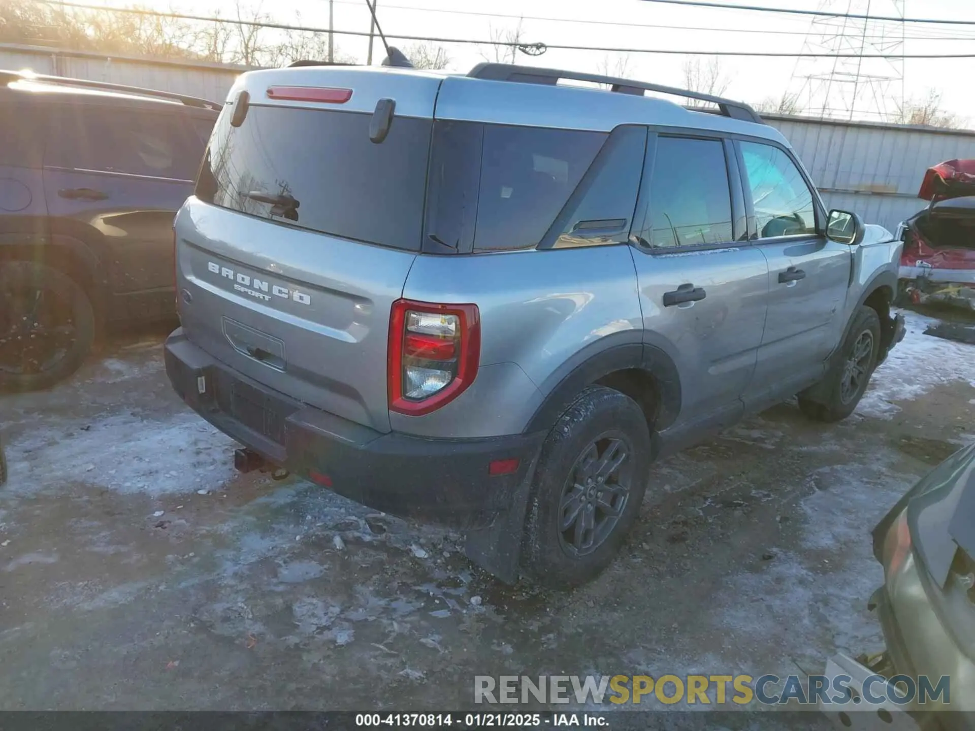 4 Photograph of a damaged car 3FMCR9B67NRE16834 FORD BRONCO SPORT 2022