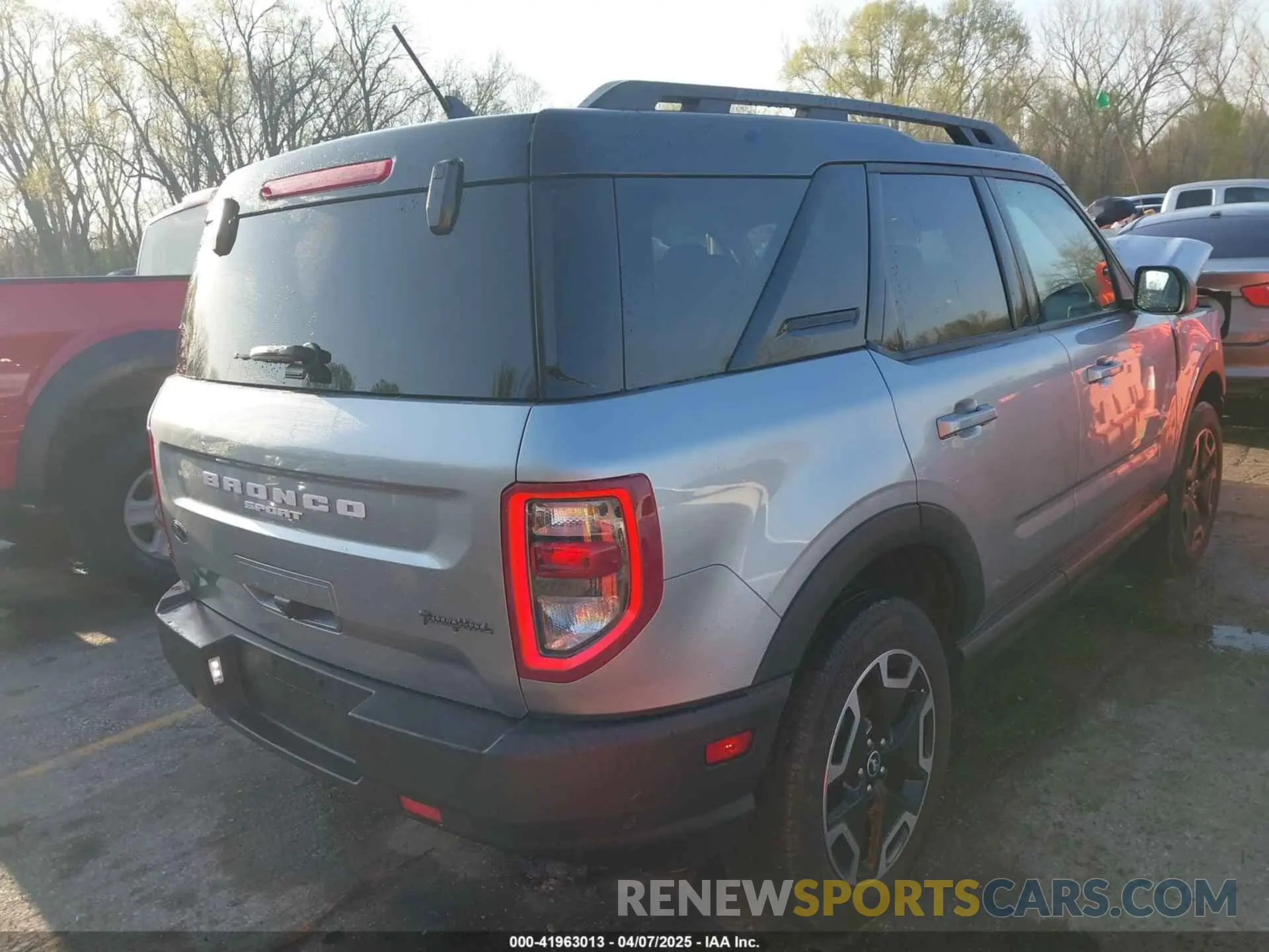 4 Photograph of a damaged car 3FMCR9C6XNRE17667 FORD BRONCO SPORT 2022