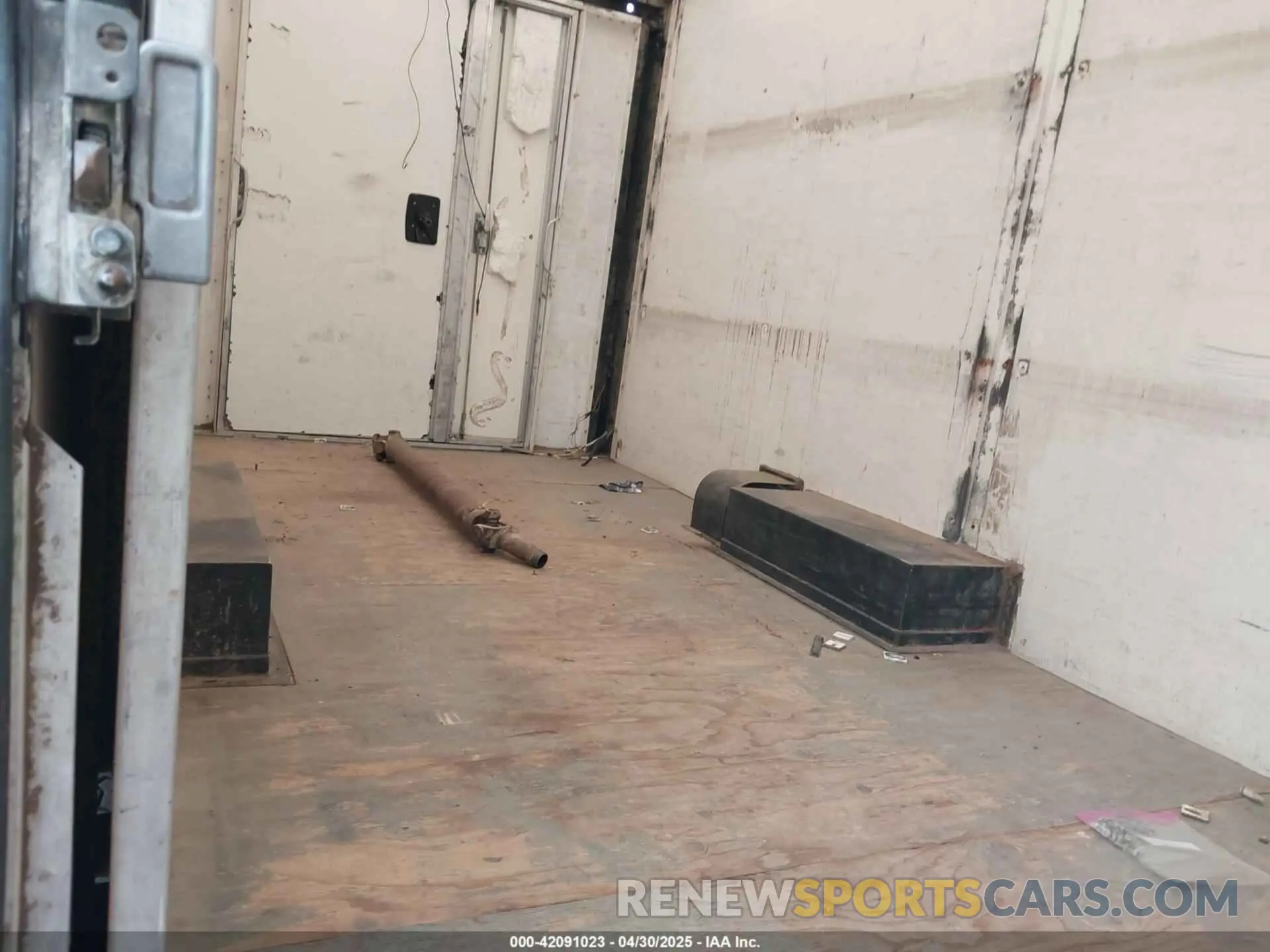 6 Photograph of a damaged car 1FDWE3F63KDC59422 FORD E-350 CUTAWAY 2019