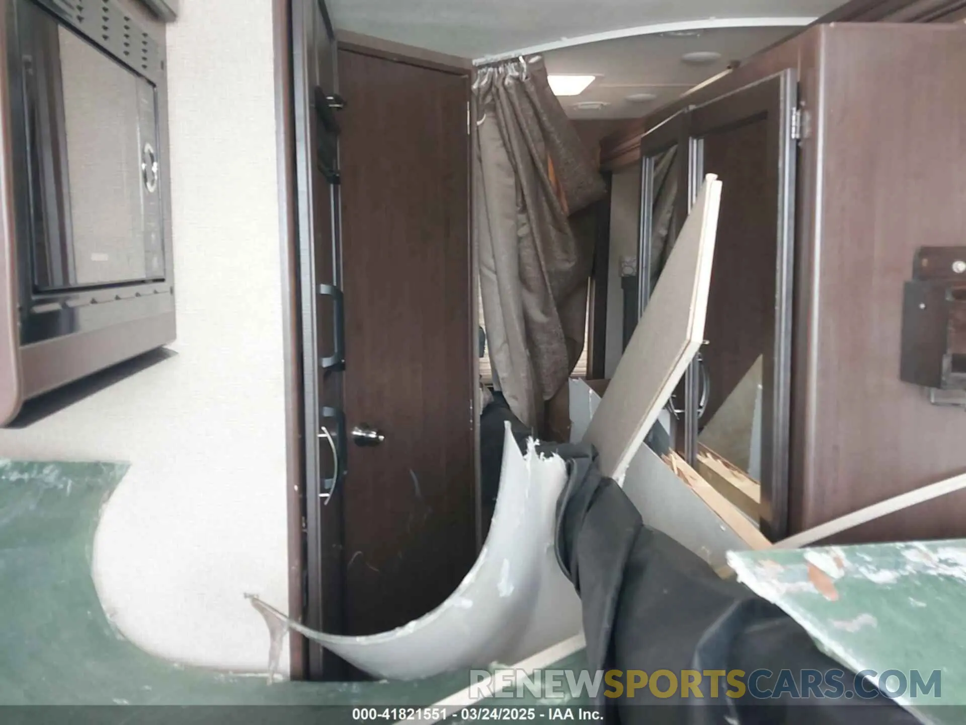 6 Photograph of a damaged car 1FDWE3FS0KDC25208 FORD E-350 CUTAWAY 2019
