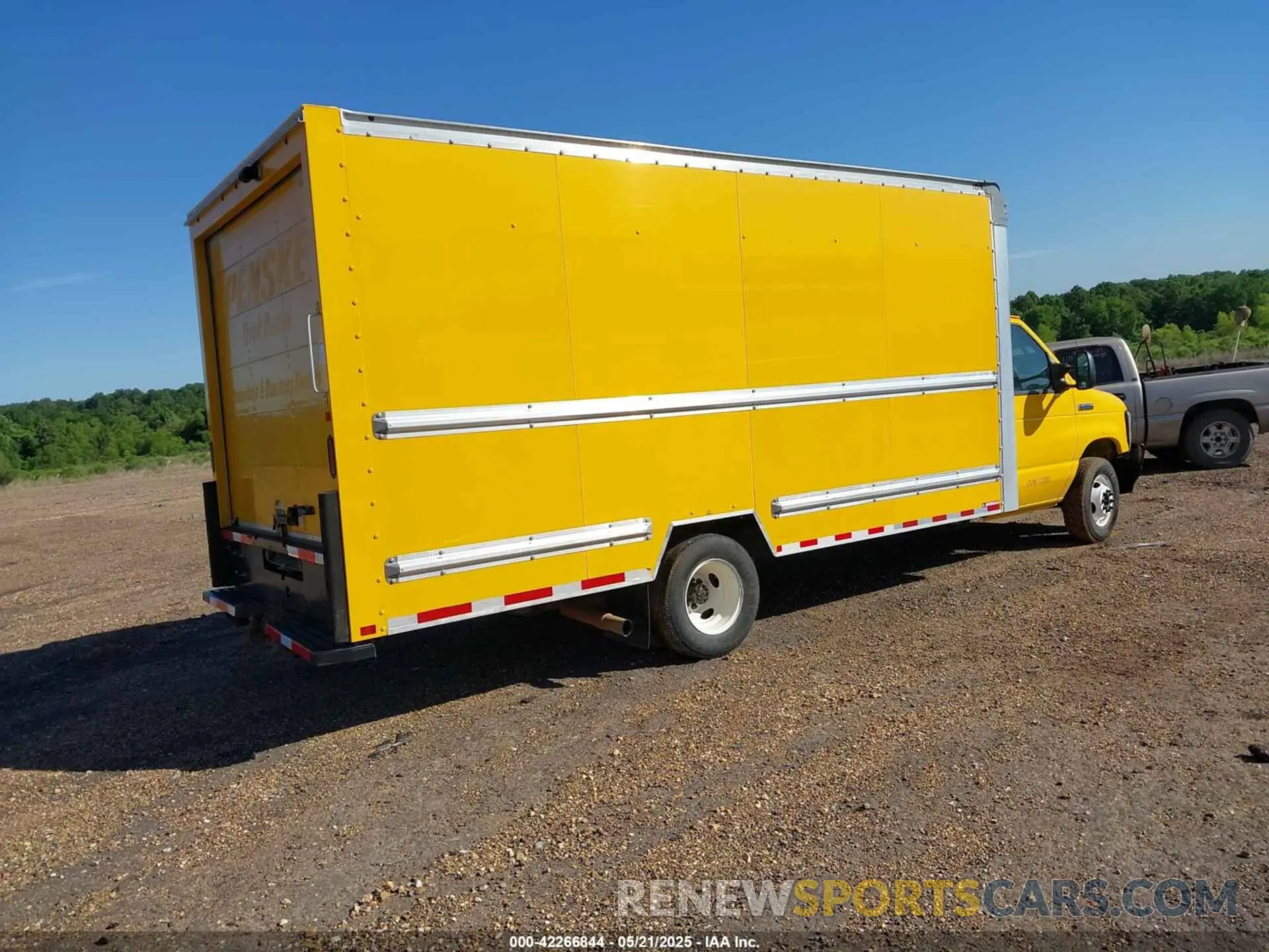 4 Photograph of a damaged car 1FDWE3FN3MDC03202 FORD E-350 CUTAWAY 2021