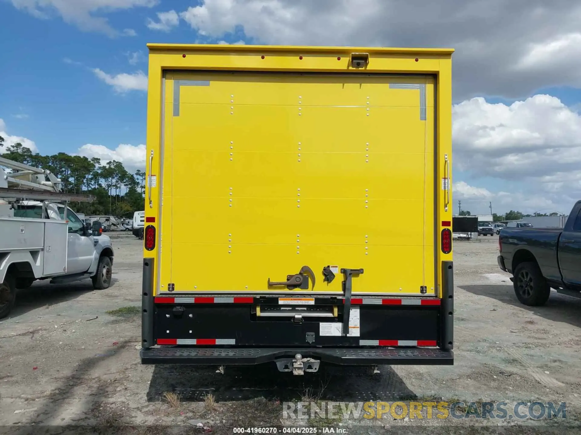 15 Photograph of a damaged car 1FDWE3FK7PDD24406 FORD E-350 CUTAWAY 2023