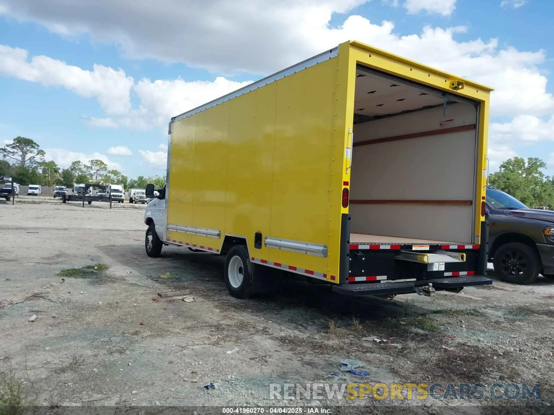 3 Photograph of a damaged car 1FDWE3FK7PDD24406 FORD E-350 CUTAWAY 2023