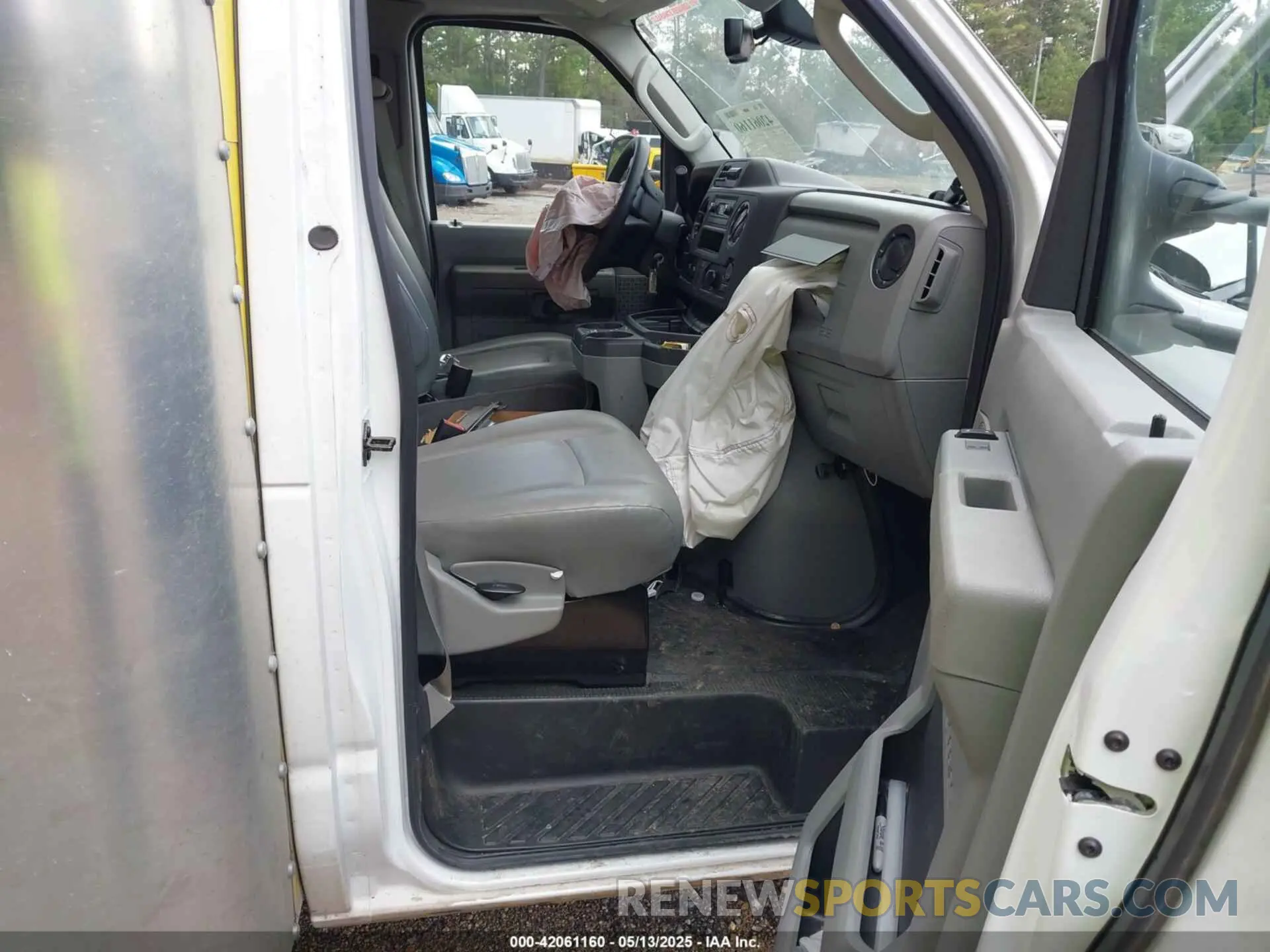 7 Photograph of a damaged car 1FDWE3FN2RDD07638 FORD E-350 CUTAWAY 2024