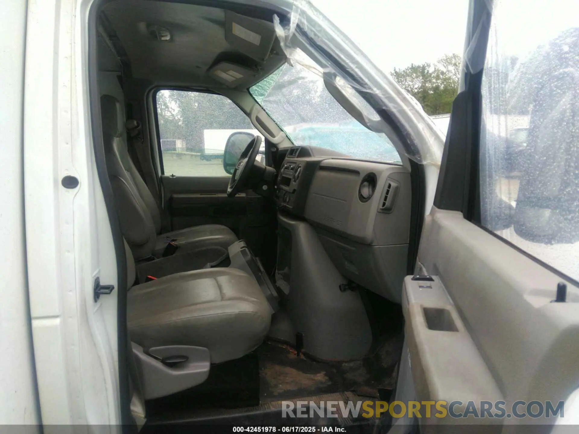 5 Photograph of a damaged car 1FDWE3FN9RDD13551 FORD E-350 CUTAWAY 2024