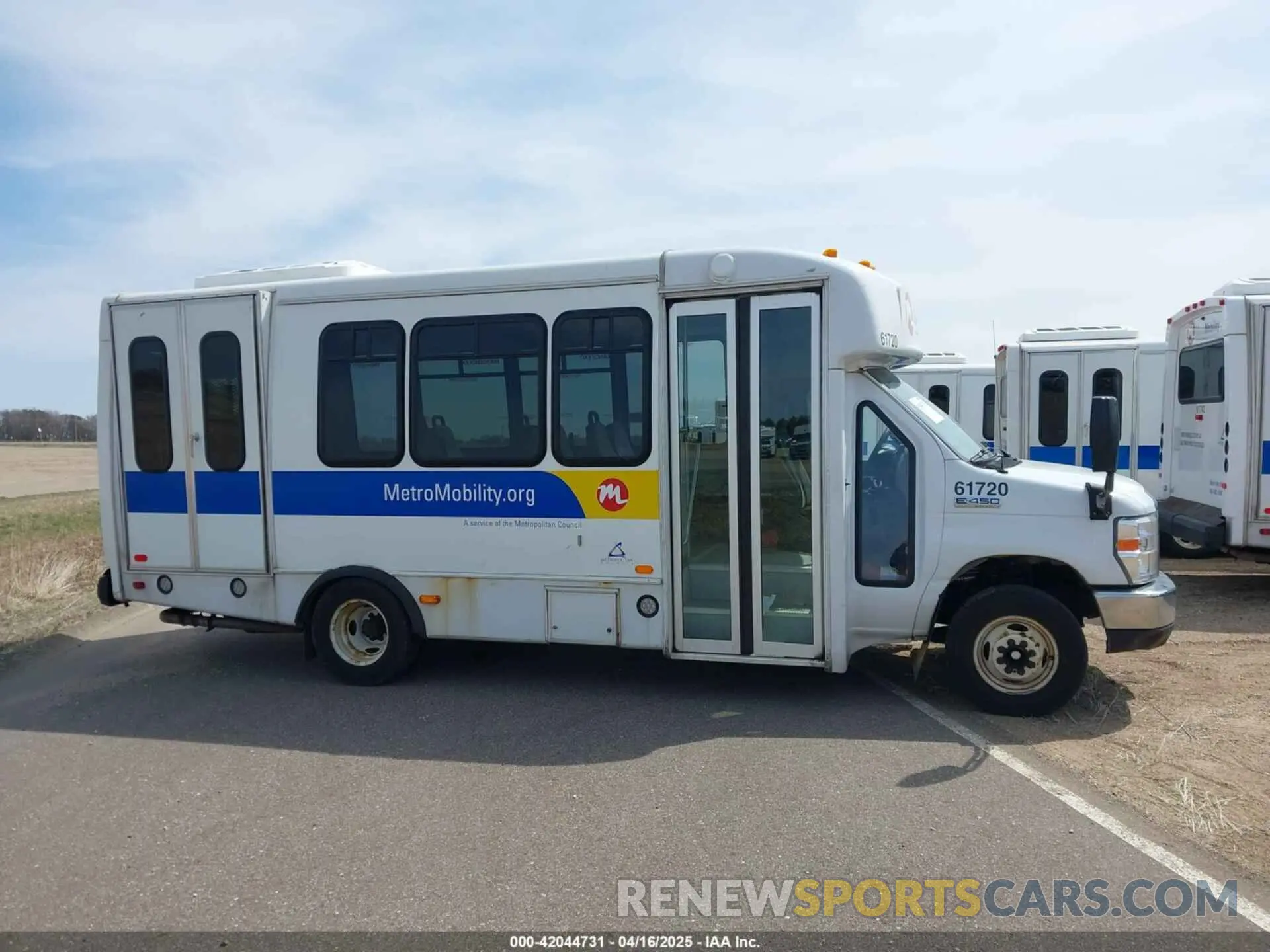 13 Photograph of a damaged car 1FDFE4FS0KDC31001 FORD E-450 CUTAWAY 2019