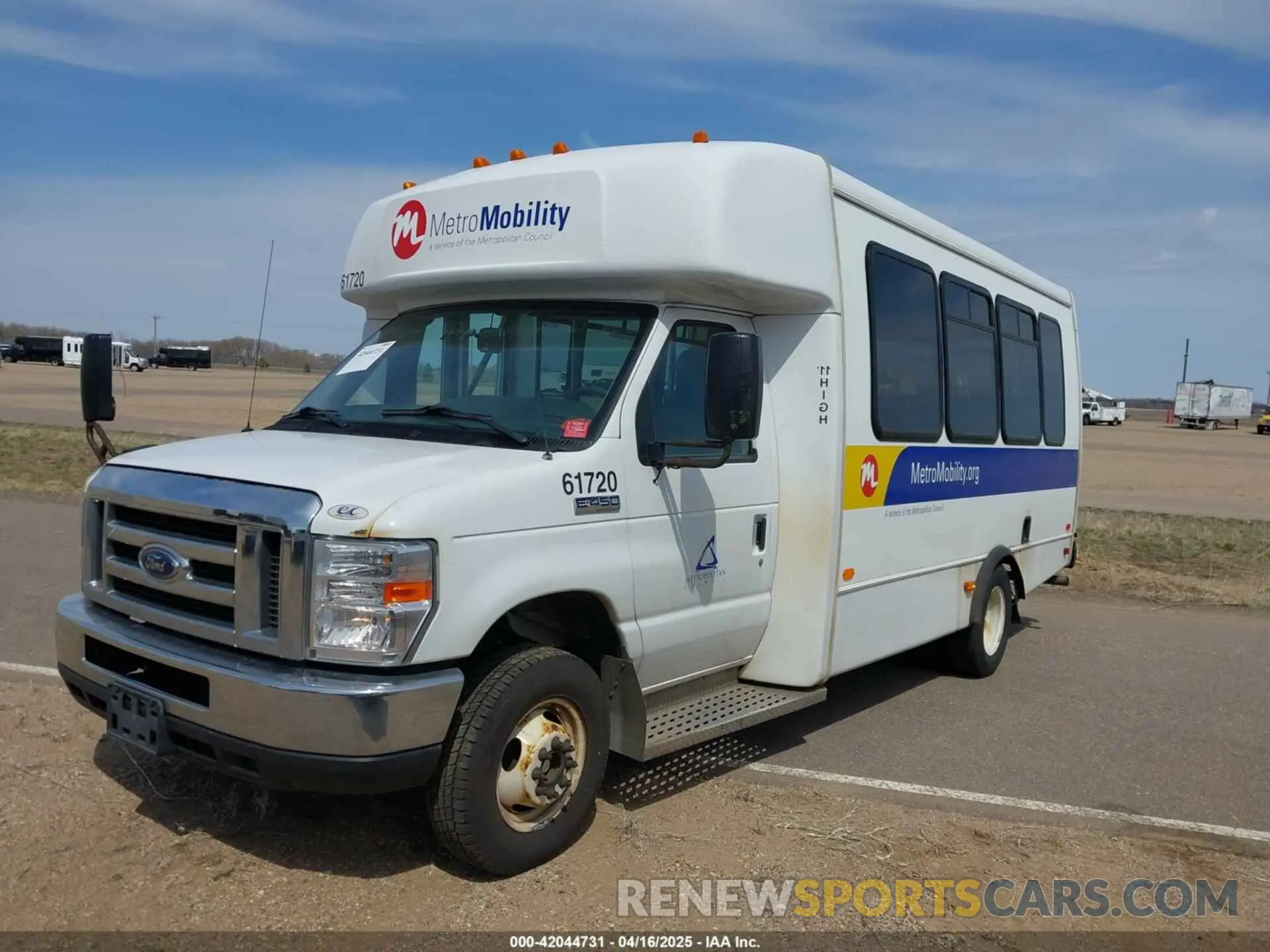 2 Photograph of a damaged car 1FDFE4FS0KDC31001 FORD E-450 CUTAWAY 2019