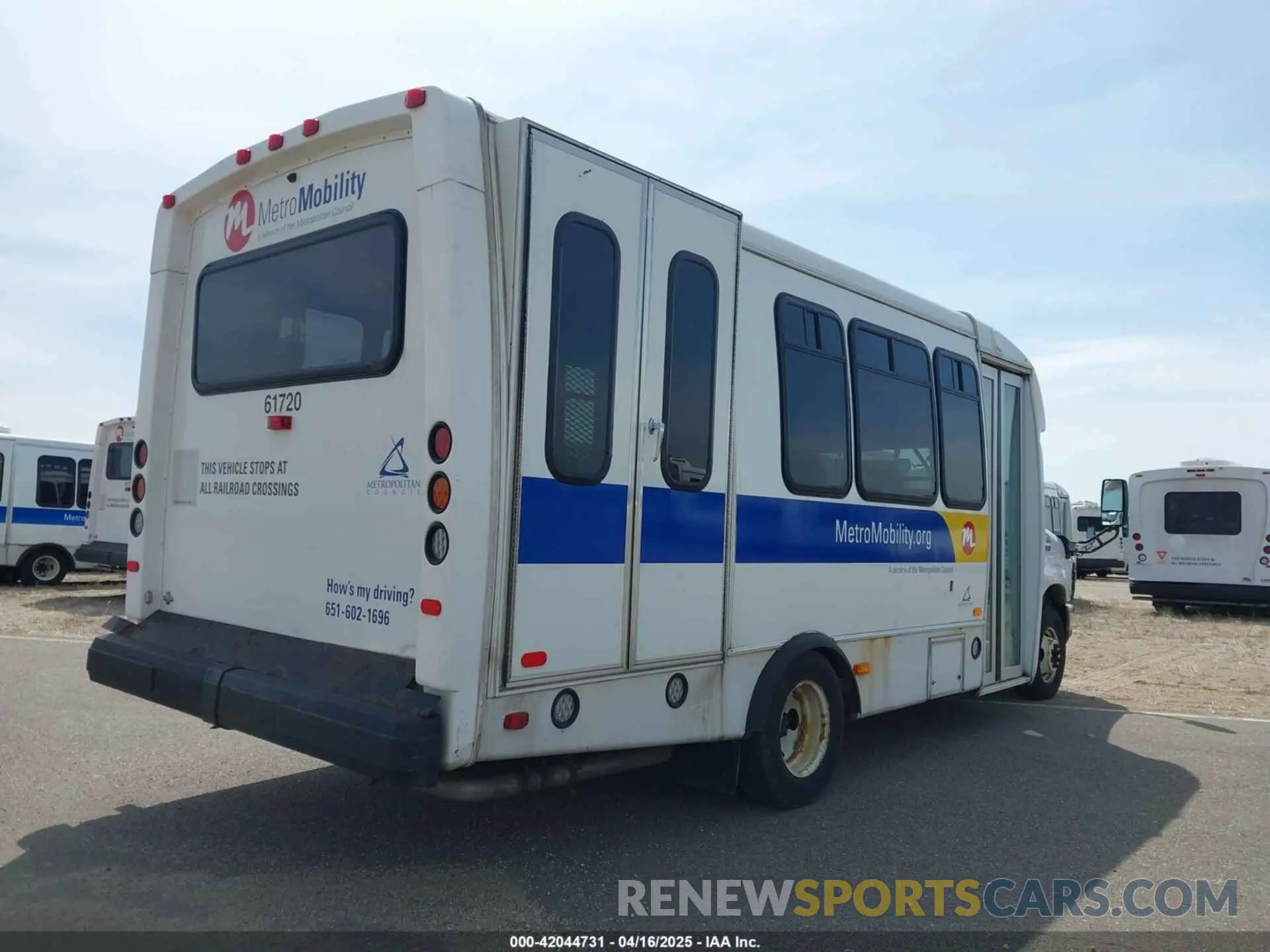 4 Photograph of a damaged car 1FDFE4FS0KDC31001 FORD E-450 CUTAWAY 2019