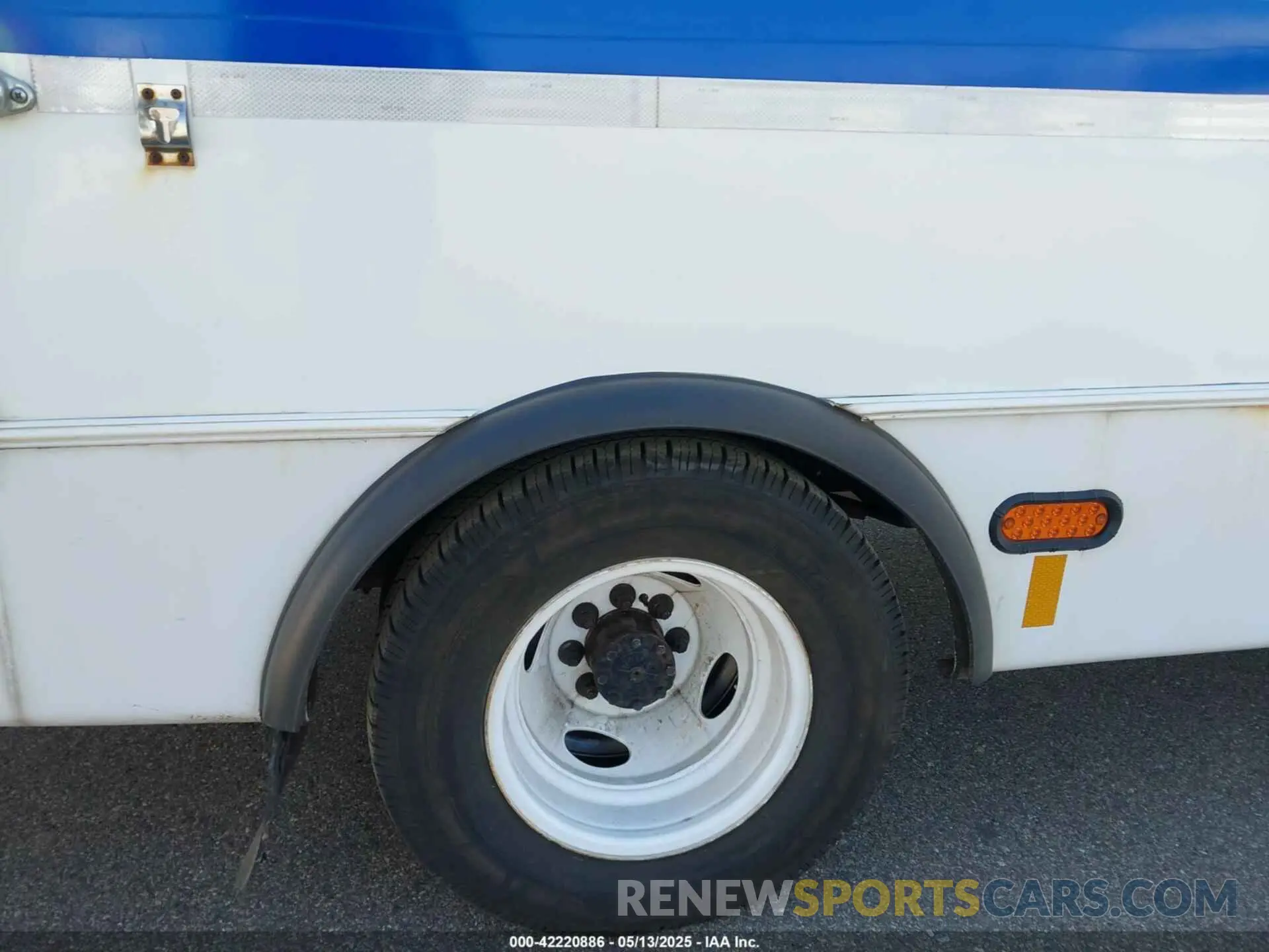 11 Photograph of a damaged car 1FDFE4FS0KDC56688 FORD E-450 CUTAWAY 2019