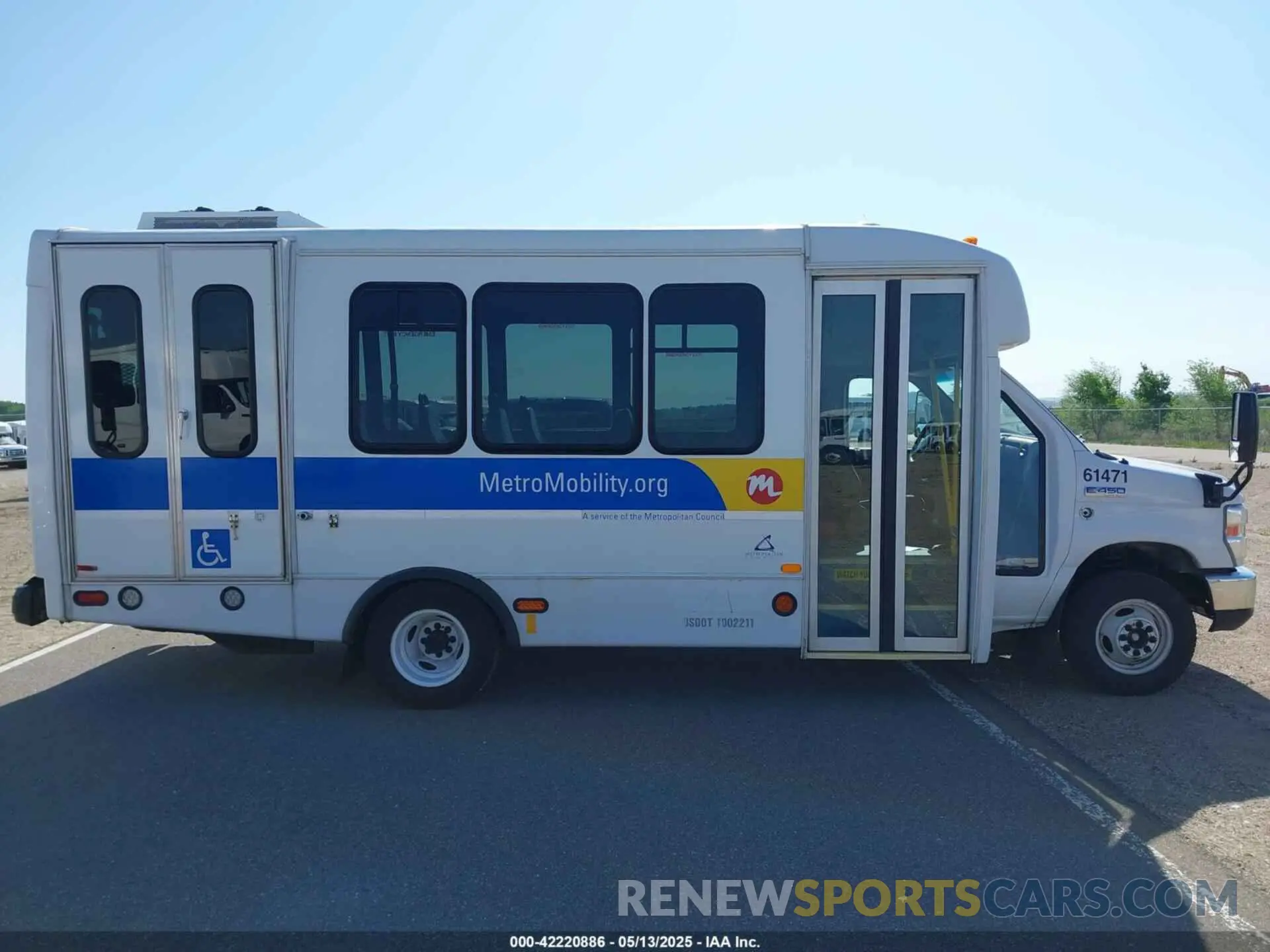 13 Photograph of a damaged car 1FDFE4FS0KDC56688 FORD E-450 CUTAWAY 2019