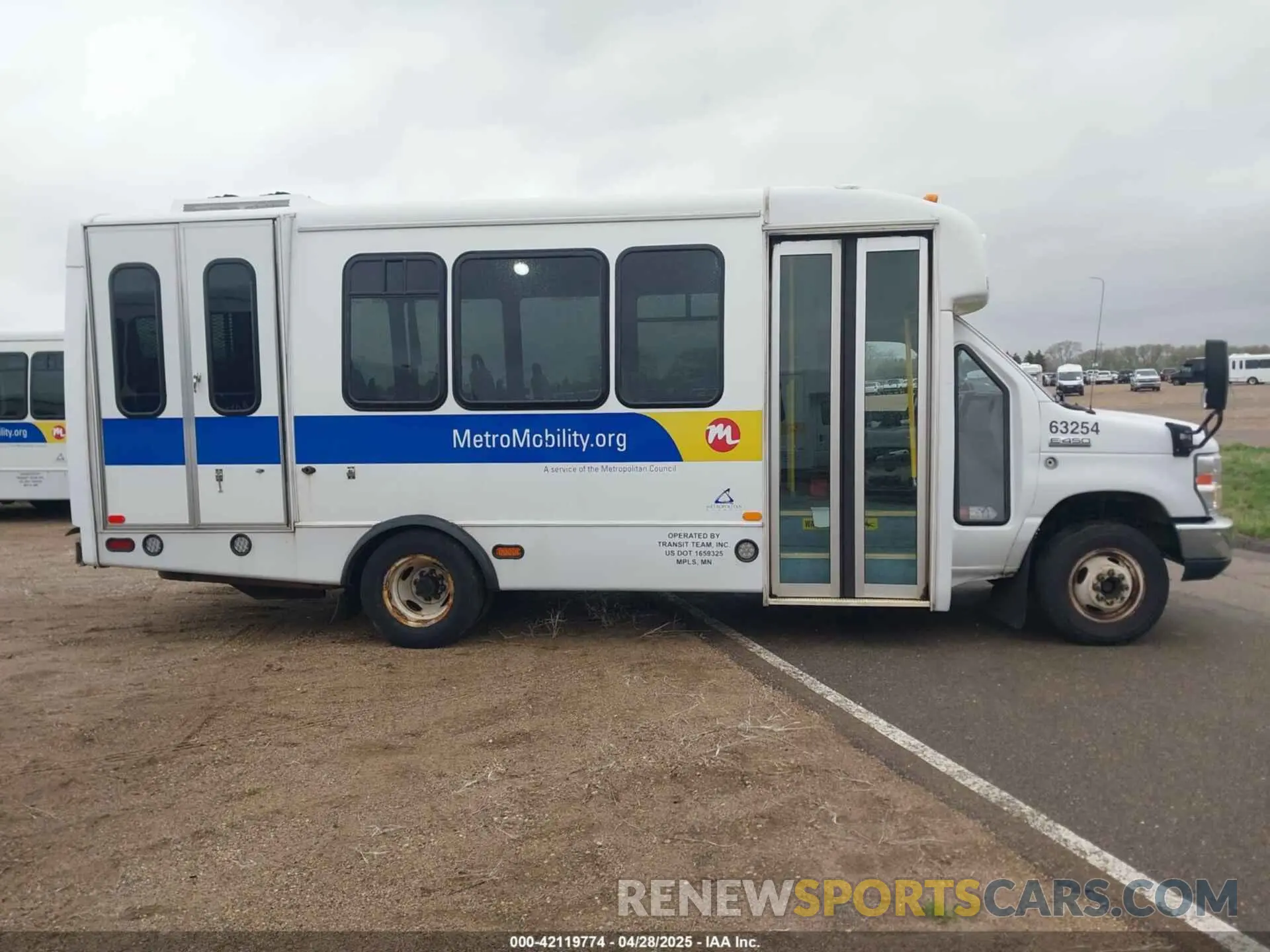 13 Photograph of a damaged car 1FDFE4FS1KDC60622 FORD E-450 CUTAWAY 2019