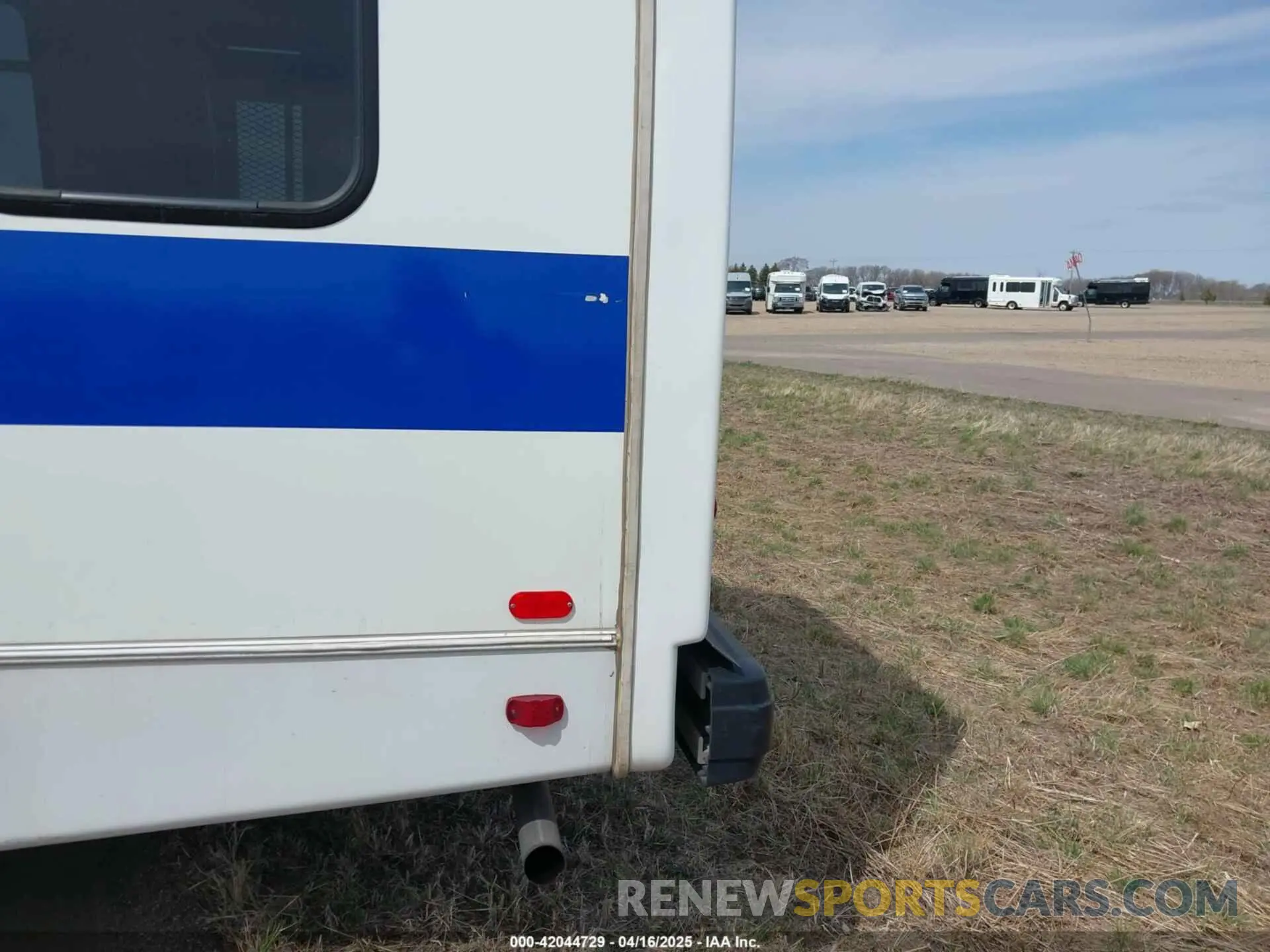 11 Photograph of a damaged car 1FDFE4FS2KDC30996 FORD E-450 CUTAWAY 2019