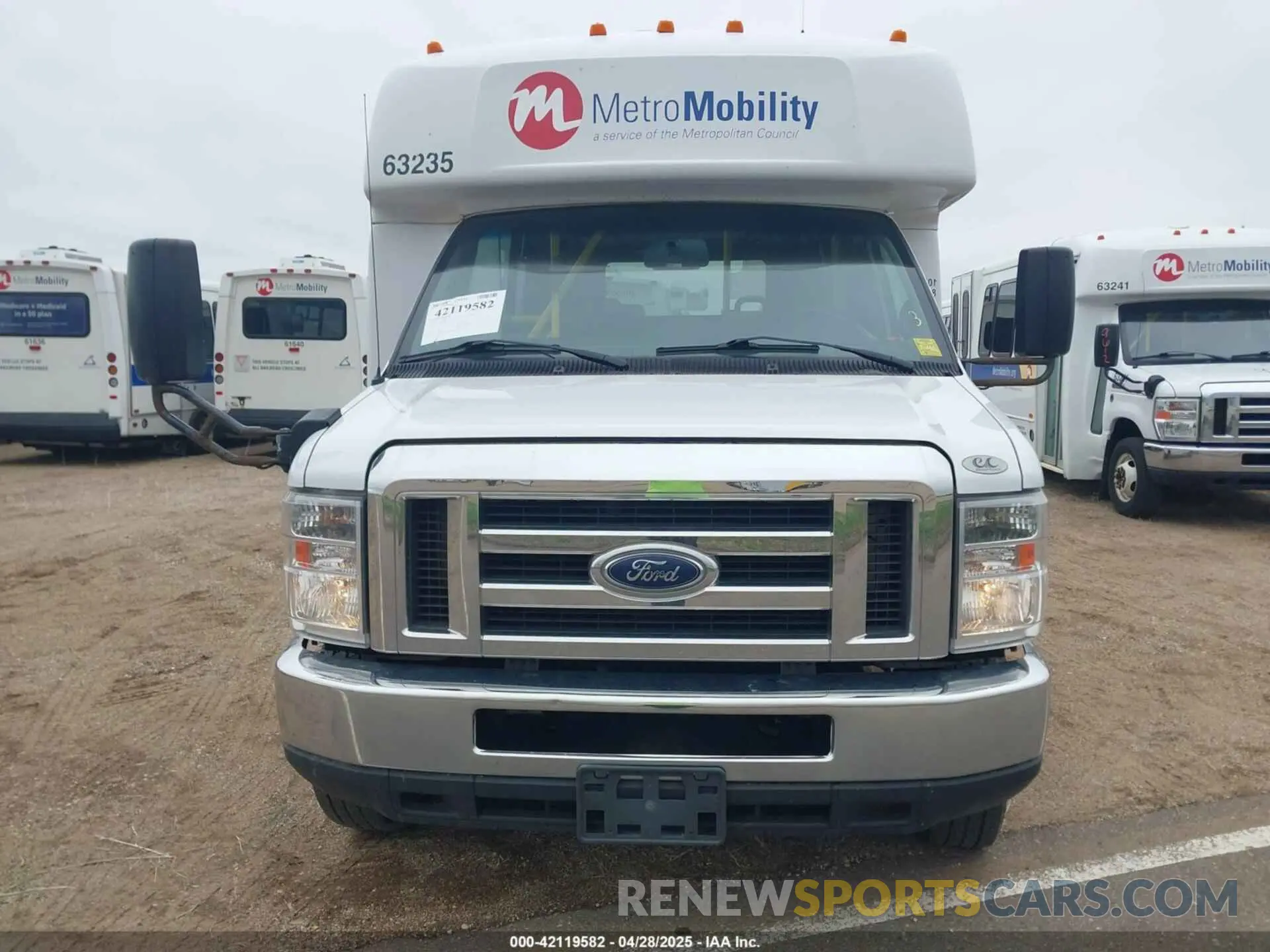 12 Photograph of a damaged car 1FDFE4FS3KDC56121 FORD E-450 CUTAWAY 2019