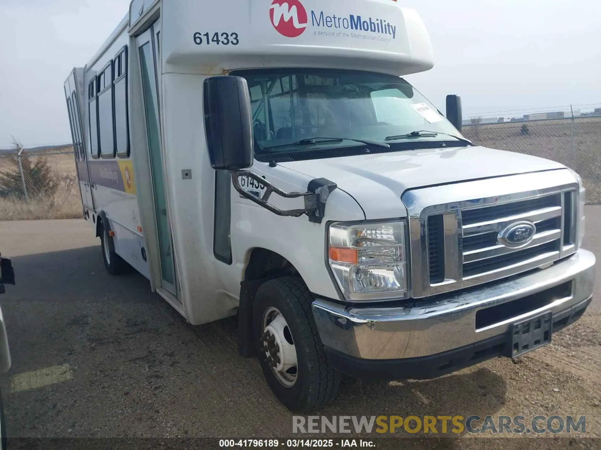 1 Photograph of a damaged car 1FDFE4FS4KDC31003 FORD E-450 CUTAWAY 2019