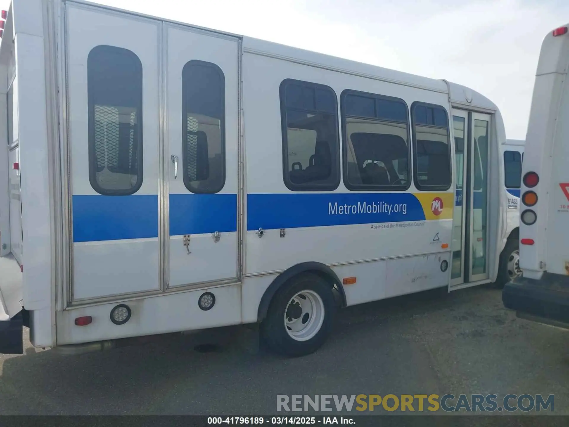13 Photograph of a damaged car 1FDFE4FS4KDC31003 FORD E-450 CUTAWAY 2019