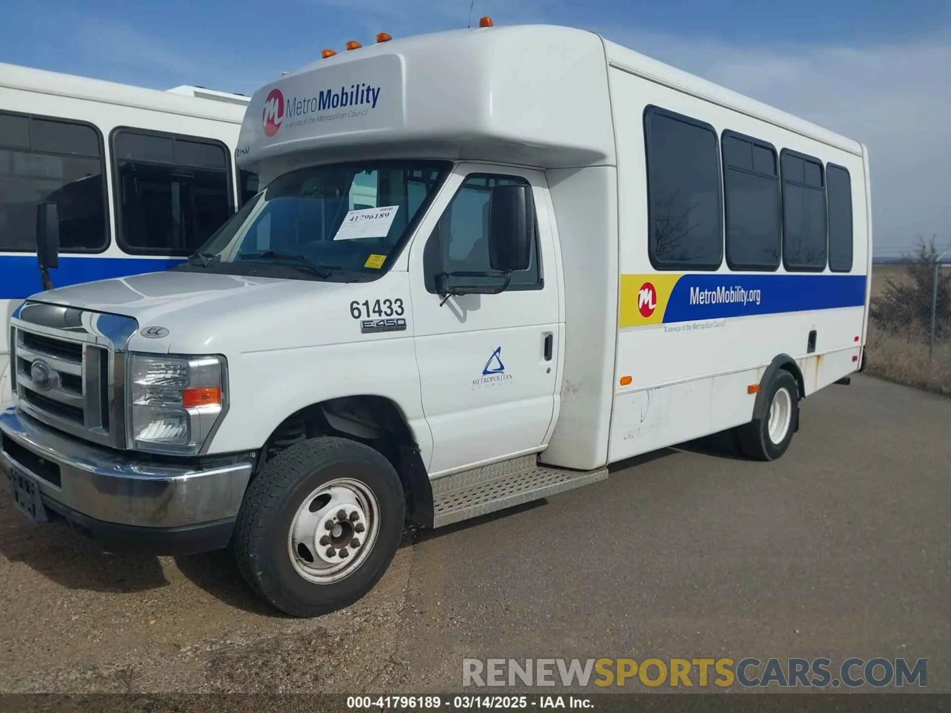 2 Photograph of a damaged car 1FDFE4FS4KDC31003 FORD E-450 CUTAWAY 2019