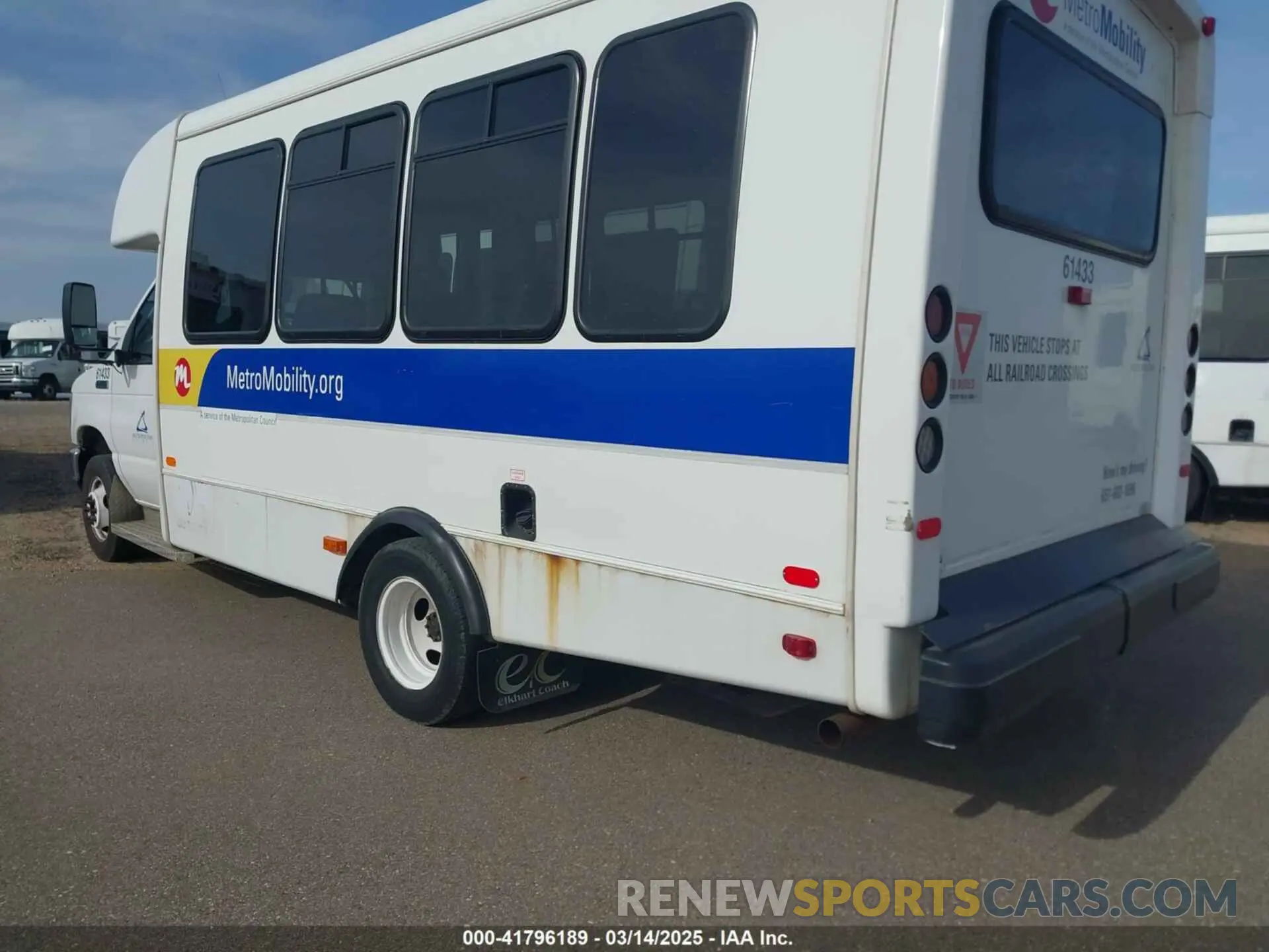 3 Photograph of a damaged car 1FDFE4FS4KDC31003 FORD E-450 CUTAWAY 2019