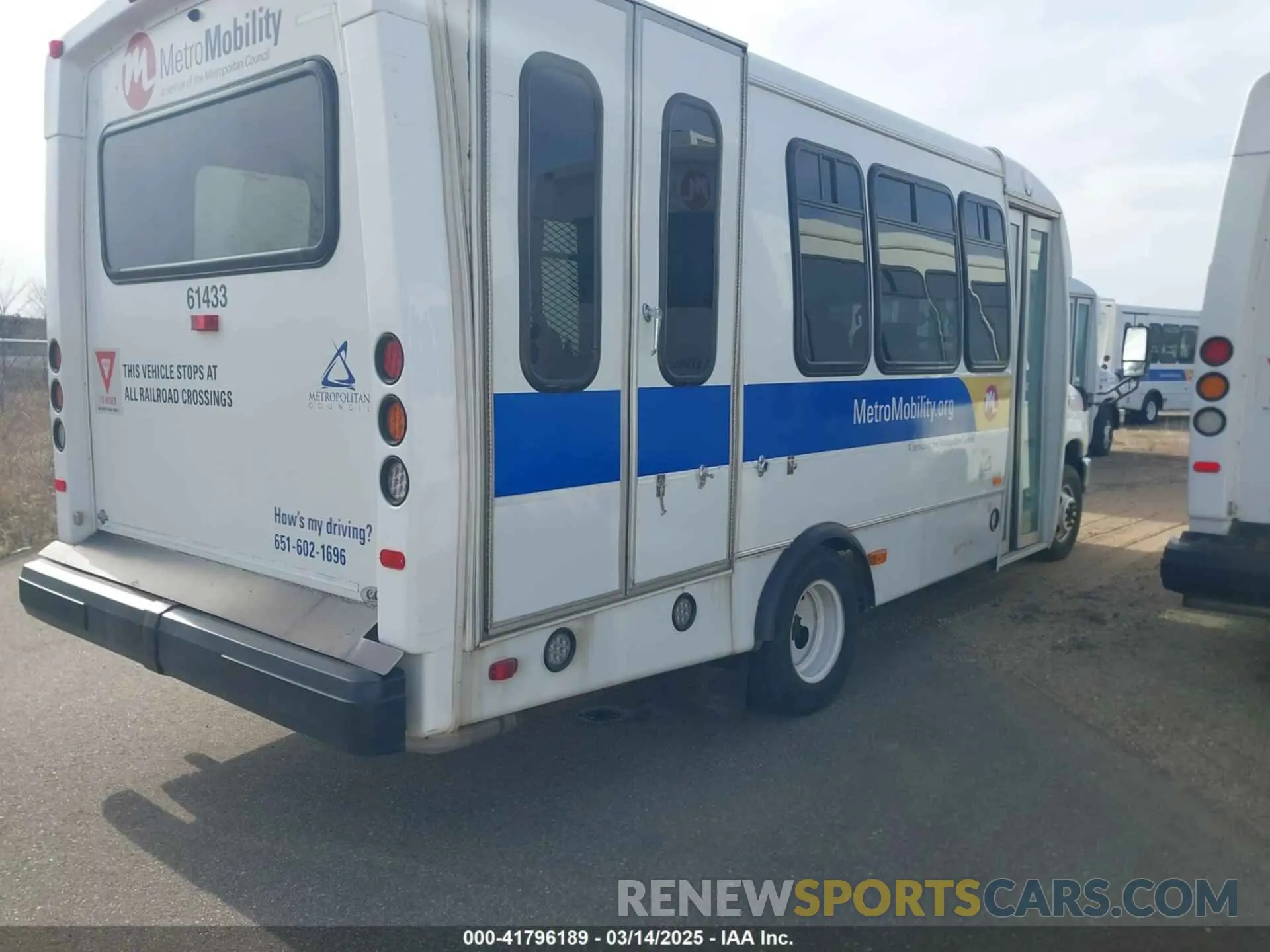 4 Photograph of a damaged car 1FDFE4FS4KDC31003 FORD E-450 CUTAWAY 2019